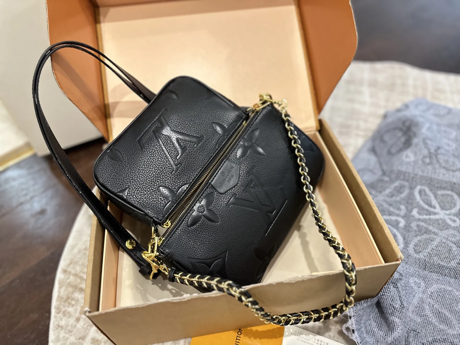 p125 折叠礼盒包装 LV 三合一”麻将包有点酷 lv三件套Multi Pochette Accessoires,这两年一直流行的复古风潮,这回再度刮回了经典Monogram上面,丰富的配件赋予了包包无穷的背法,高级变色皮,高级感十足,冬天的话也比较百搭,强烈推荐 ! 尺寸:大24*13cm 中18*11cm 小9*9cm