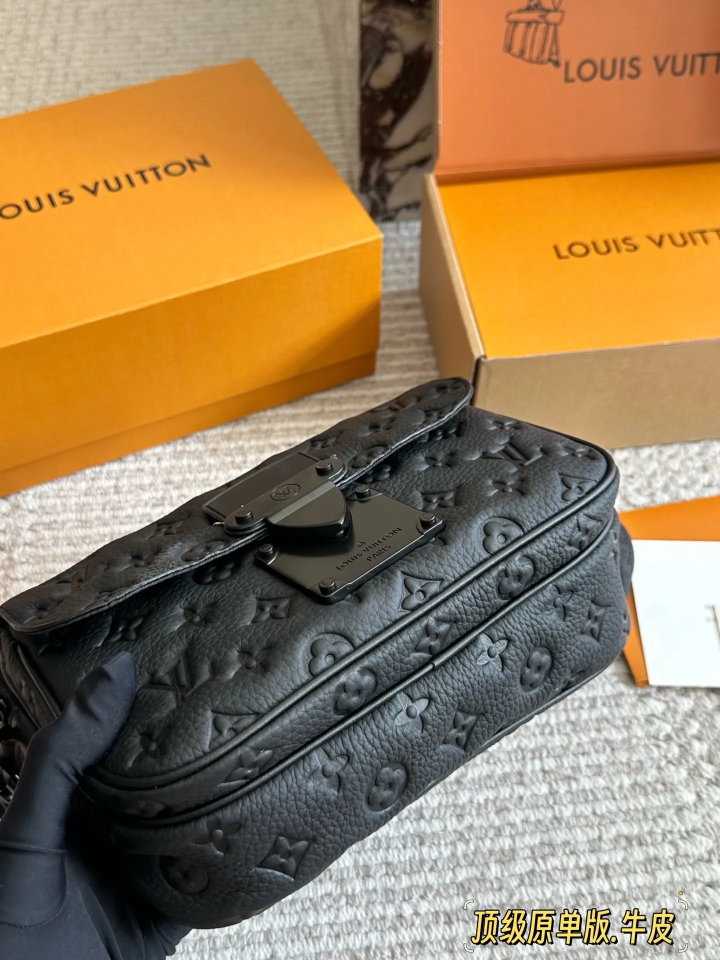 LV Slock新款男生包包p260 Iv最新一季又出了很多老花男包我可太爱老花了买到就,是赚到。拿到手的实物比照片好看。 Iv slocksling,老花的腰包本来就不多,这款配荧光黄色包边的可太亮眼了,感觉稳重的老花配了--丢丢调 皮。很多博主们都安利另一款S Lock的邮差包,有老花配黑色包边和蓝色包边两种选择,但其实个人感觉 18x8cm的厚度真的是过于厚重了(大小跟男款三合一差不多、但是更厚)所以个人感觉不太适合身高175以下的男生和小姐姐们。但如果贪恋大容量的话也是一个很好的选择。 优点是:比较小巧,对个子小的比较友好;男包亮黄色的配色比较少见。25*17