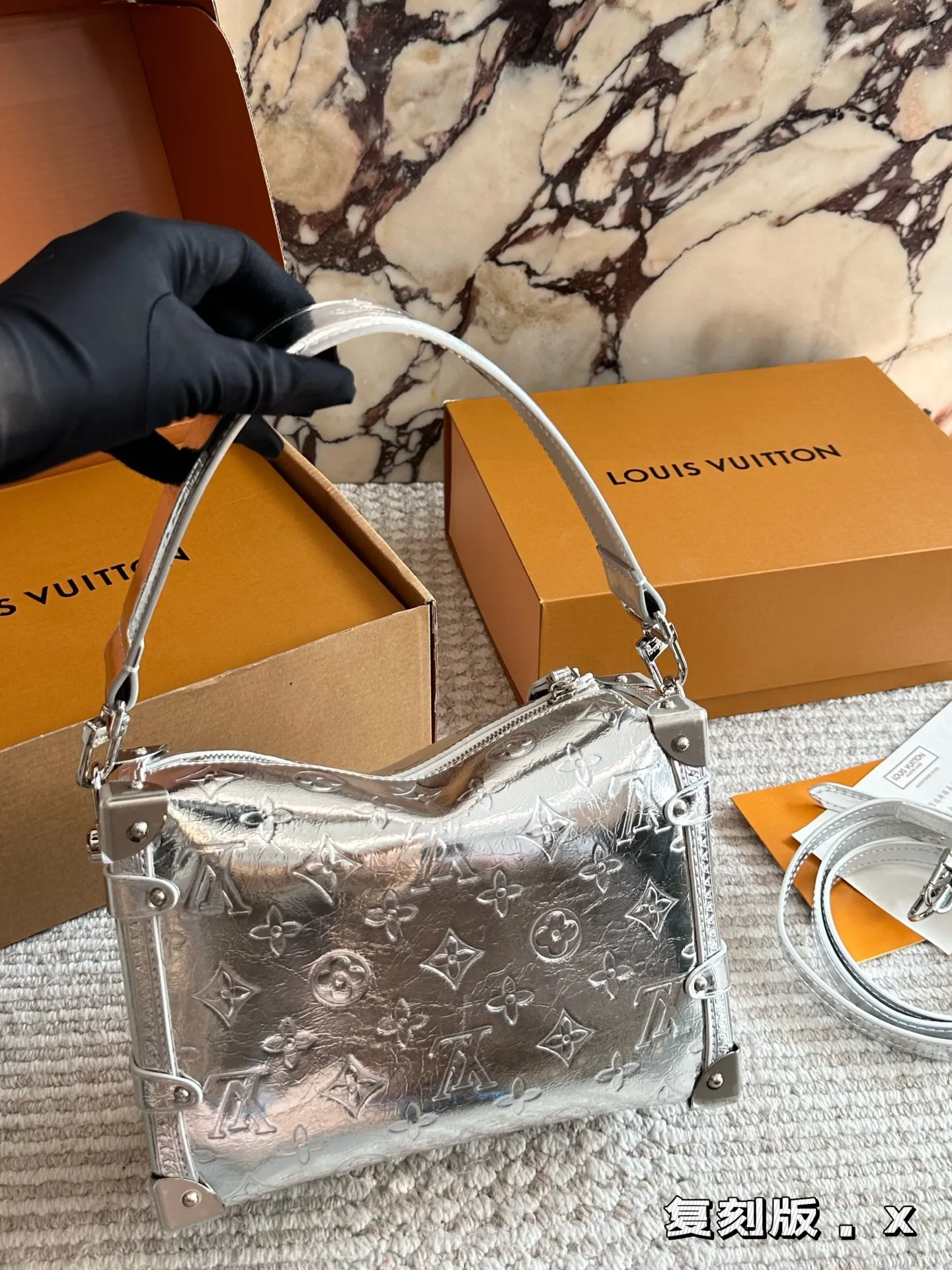 💰220 复刻版 size：23*16cm 超时空爆款 Lv 26王炸新款包trunk 谷爱凌 走秀小软箱s来了终于!!! 超级洋气 upupup 搜索🔍Lv 软箱子（盒子） 全套包装🎁