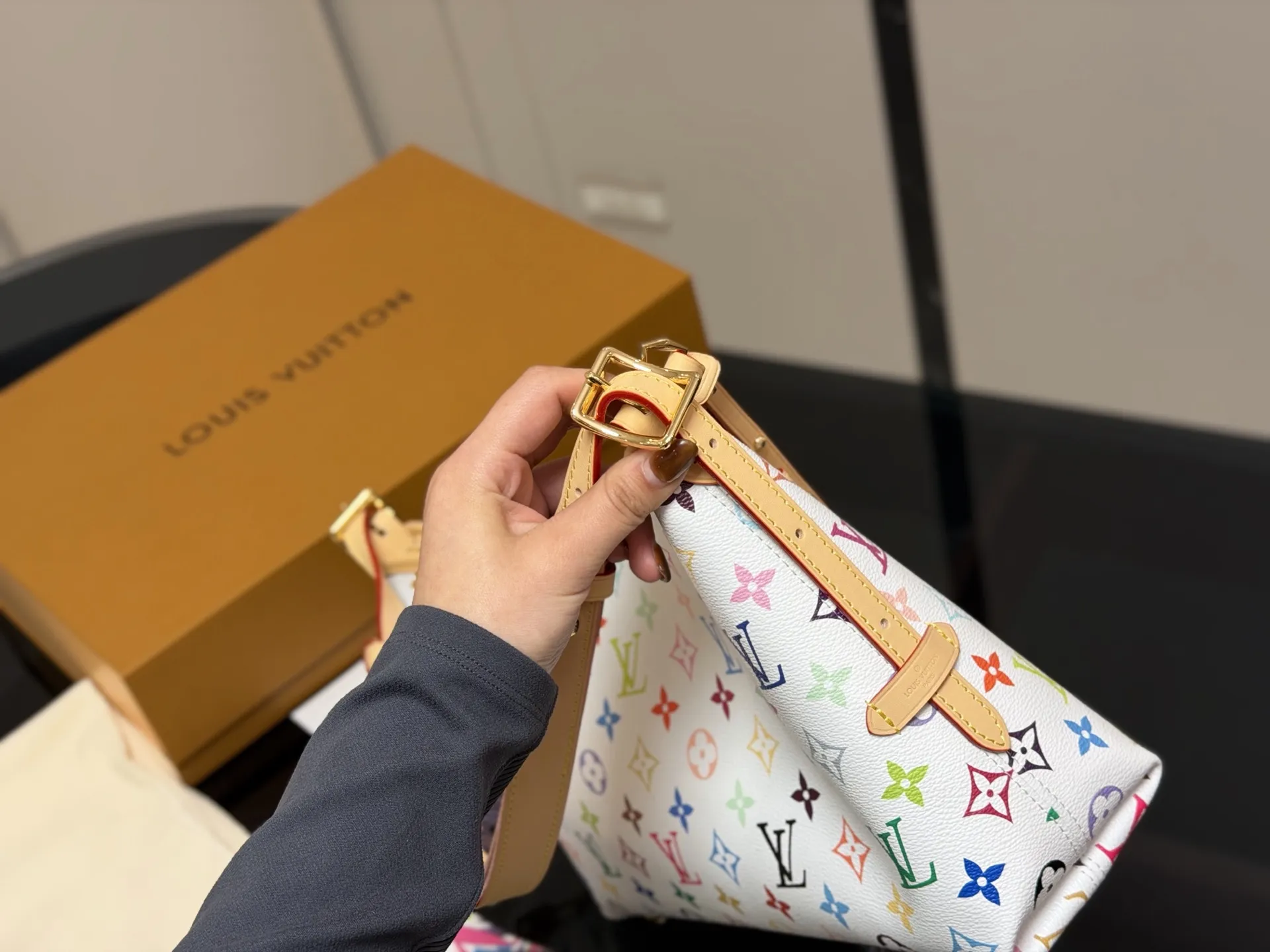 &yen;240 配折叠盒飞机盒 LV Carryall小号手袋改造款 LV Carryall小号手袋,经典Monogram老花帆布+牛皮饰边，简约大气超百搭!配可拆卸拉链子袋，收纳力满分+。宽肩带设计，背着超舒服，通勤or短途出行都很合适。内部空间宽敞，日常用品轻松装下，拉链开合更安全。休闲随性风格，时髦又实用，出街必备! 尺寸:33.21cm