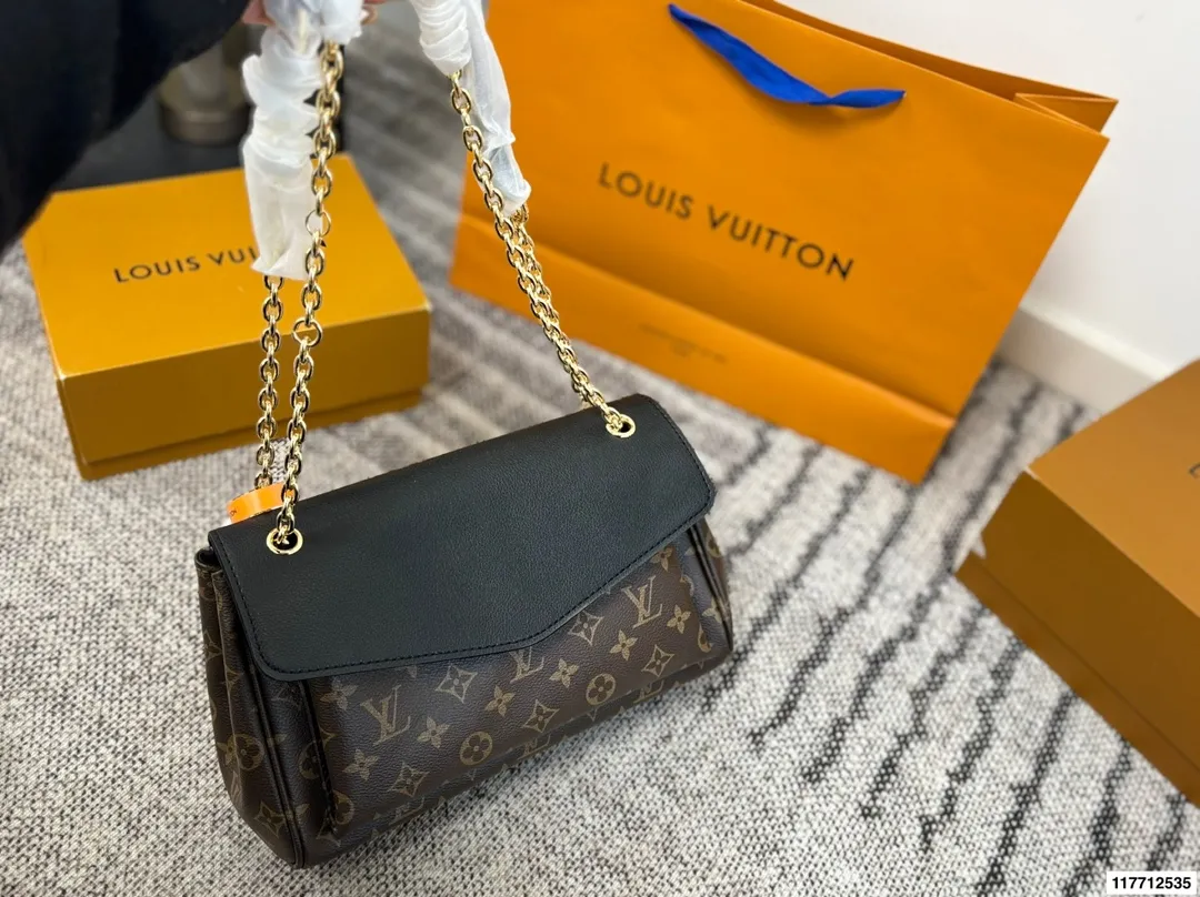 p175 变码芯片 全套包装 LV pallas chain 经典款链条包红色信封包 Lv的传奇信封还是老款的好看 别看尺寸不大 但是手机📱口红💄钥匙🔑纸巾什么都装得下 很有女人味的一款包包 不管单肩 斜挎都很好看 而且秋冬配老花真的绝绝子 加上红色吸睛 秋冬必备集美们 尺寸30.19/23.15