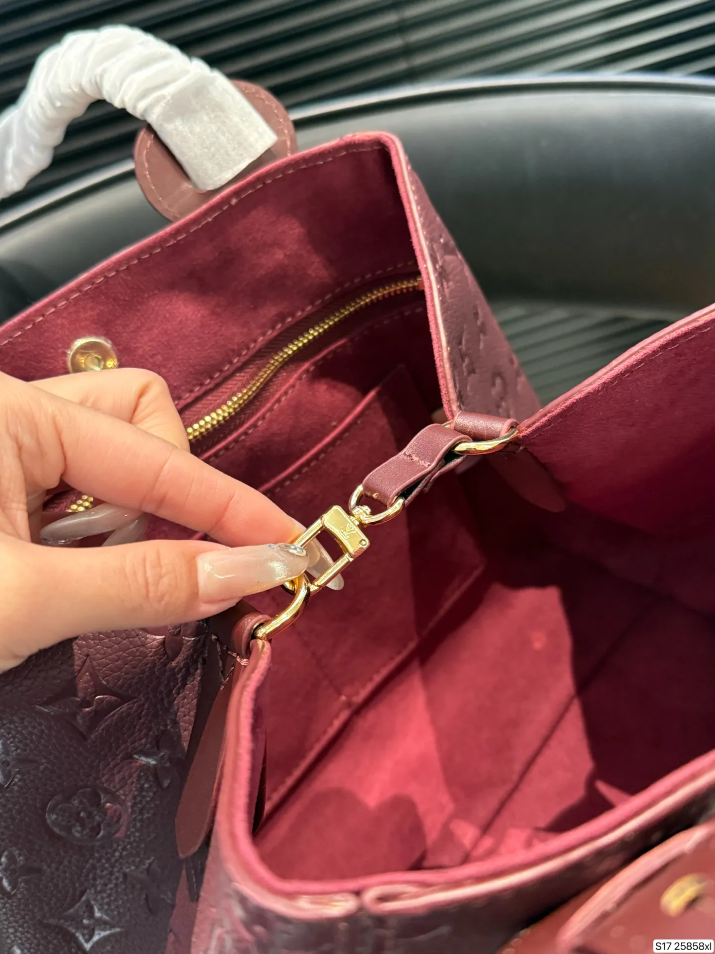 P135 配折叠盒 LV新款 all in one实拍，又优雅住了 LV皮质款一如既往的有质感哇🎊 这次出了黑色和大象灰两个颜色 比较低调一些，会更有质感 高质感轻松拿捏啦 尺寸28 25货号25858