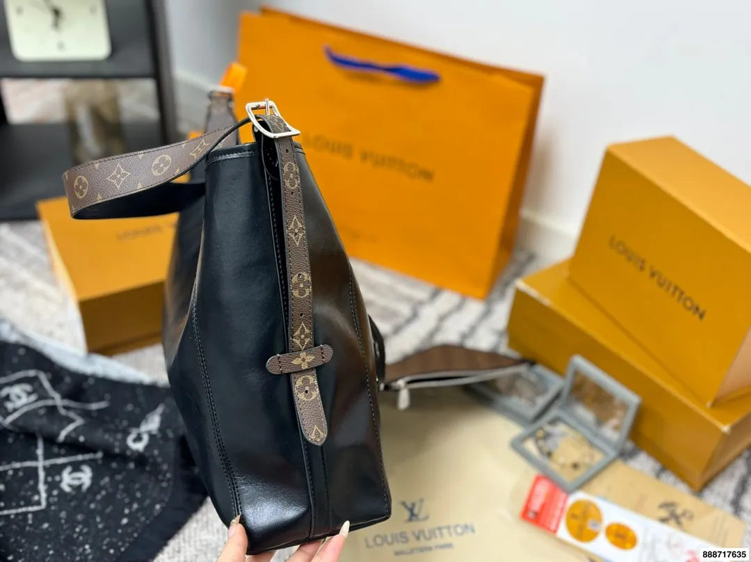 p185双盒 163芯片 围巾饰品＋80（款式随机） 尺寸42.32 LV 路易威登新款carryall链条购物袋🛍️ LV新出的全黑色Dark cargo carryall空间超级ok～ 皮质超有质感，随性简约 带一点老花，今年的新一代包神