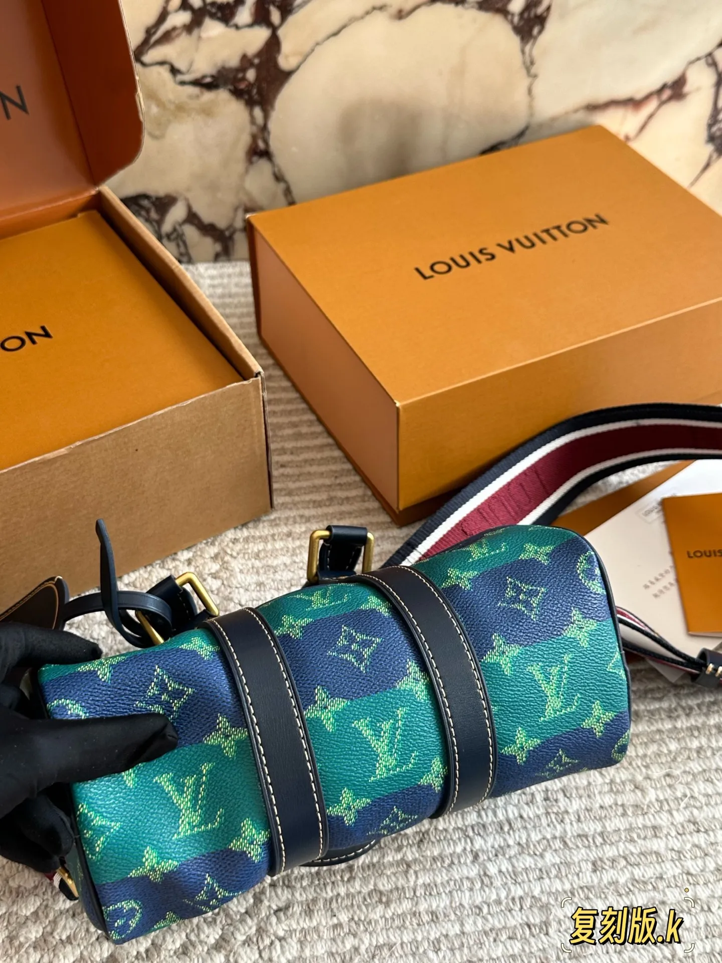 ¥230 复刻版 Lv X Nigo Keepall xs 枕头包 手袋是一款理想的都市手袋。 标志性的造型与经典的 Monogram 帆布,加之多种携带方式和奢华的天然牛皮饰边为该包平添一份时尚前卫之感。尺寸:25 14cm全套礼盒