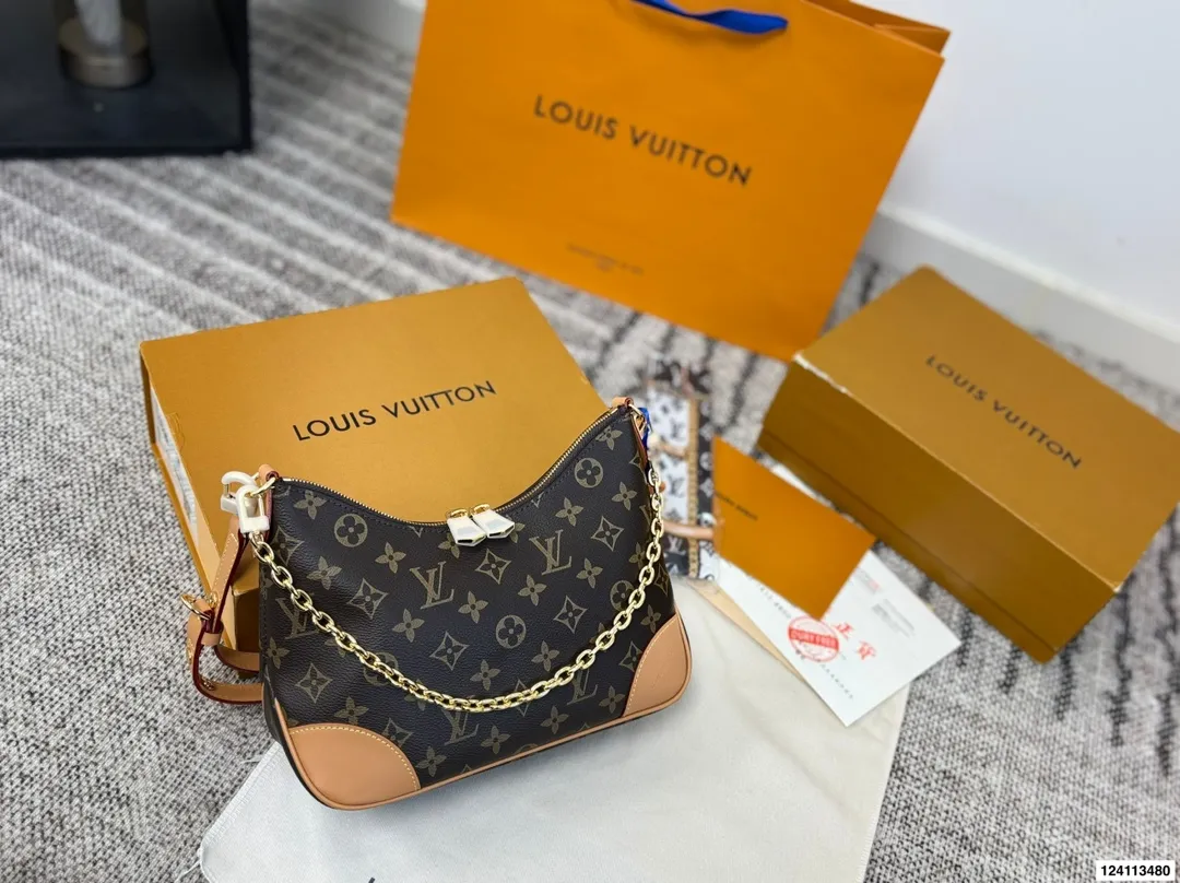 p160配礼盒🎁 Lv 牛角包 单肩斜挎中古 vintage包包v老花村上隆限定薇薇安女包LV老花限定 !超美!好多网红潮人都在背 单肩斜挎背这款包看着简单,搭配起来特别有范!被外观真的迷倒 尺寸:26*9*15cm