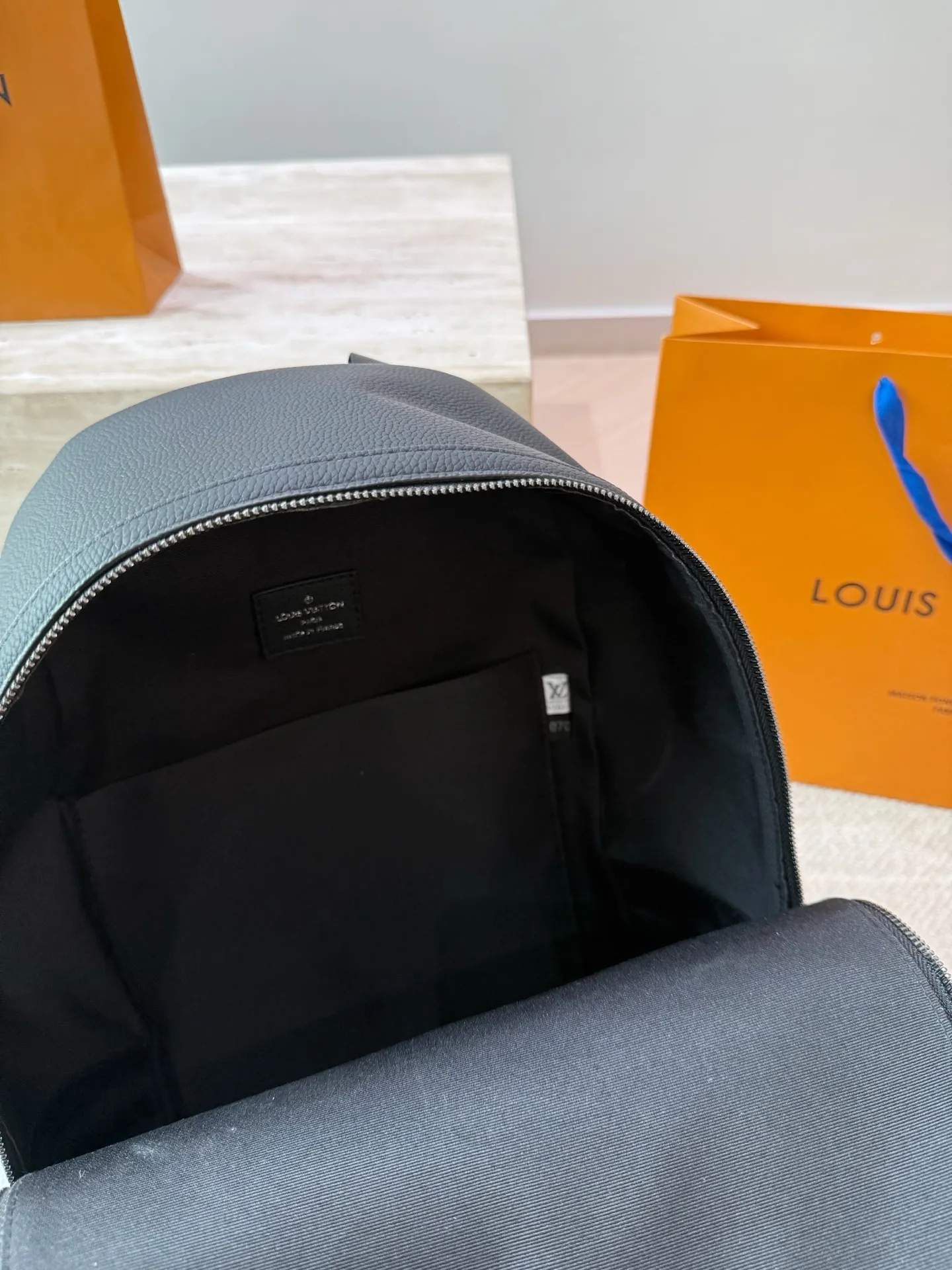 原单品质 P160 Lv 双肩包 Monogram帆布裁制而成,此款Hot Springs双肩背包代表LV Vernis皮革的华丽回归。是一款风格百搭而可爱,适合全天背携的时尚包袋,漆光牛皮,棉质帆布内衬,Monogram帆布饰边。进口漆皮搭配纯钢五金,尺寸30 45cm