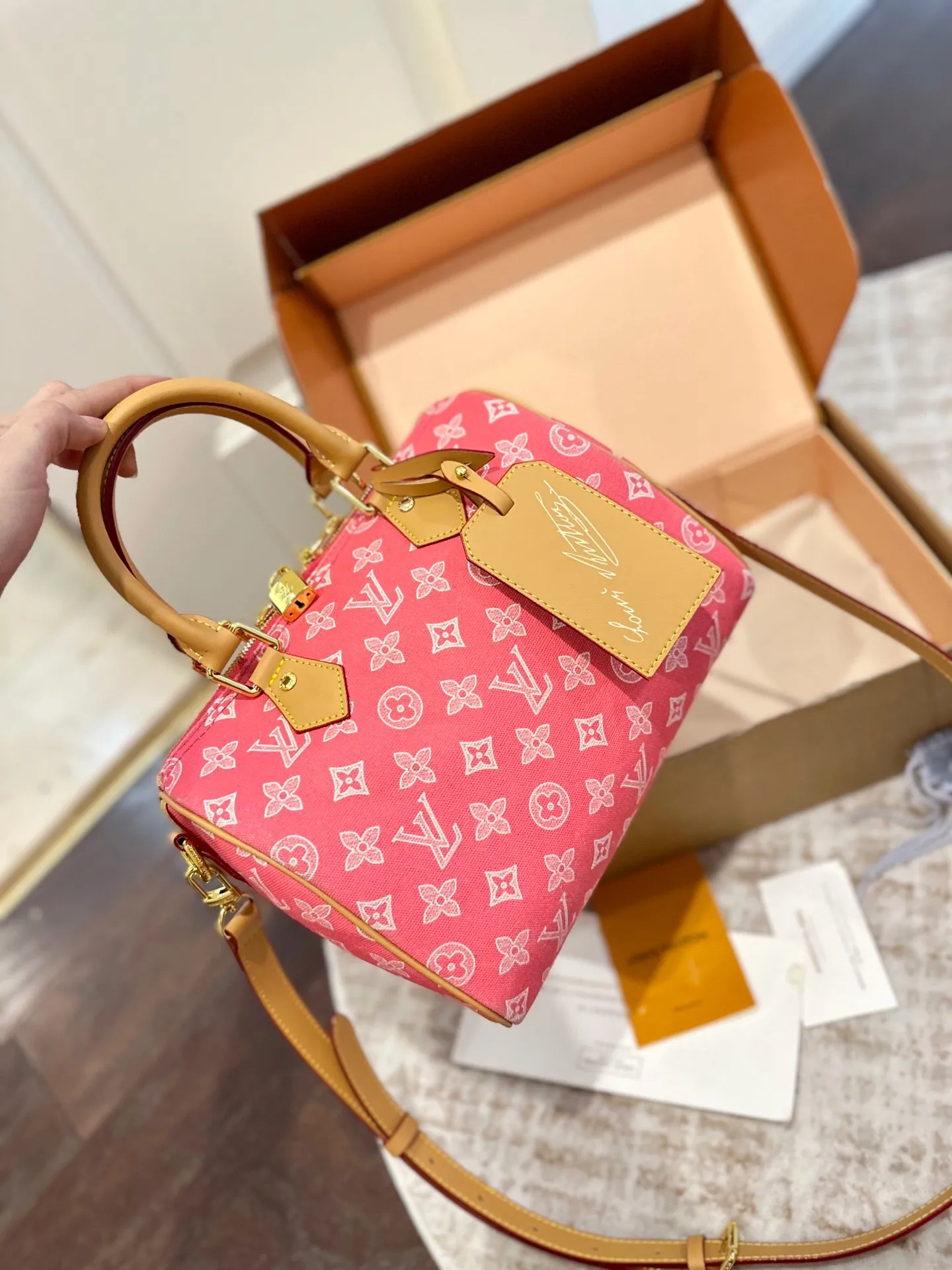 p155/p165 折叠礼盒包装 LV 新款 Speedy Nano 枕头包 LV 新款系列 枕头包 手袋,全网首发 LV Speedy nano 枕头包这款Retiro 手袋以标志性 经典永恒。优雅低调的外形设计和宽敞的包身更加入了实用性 尺寸 20cm/25cm