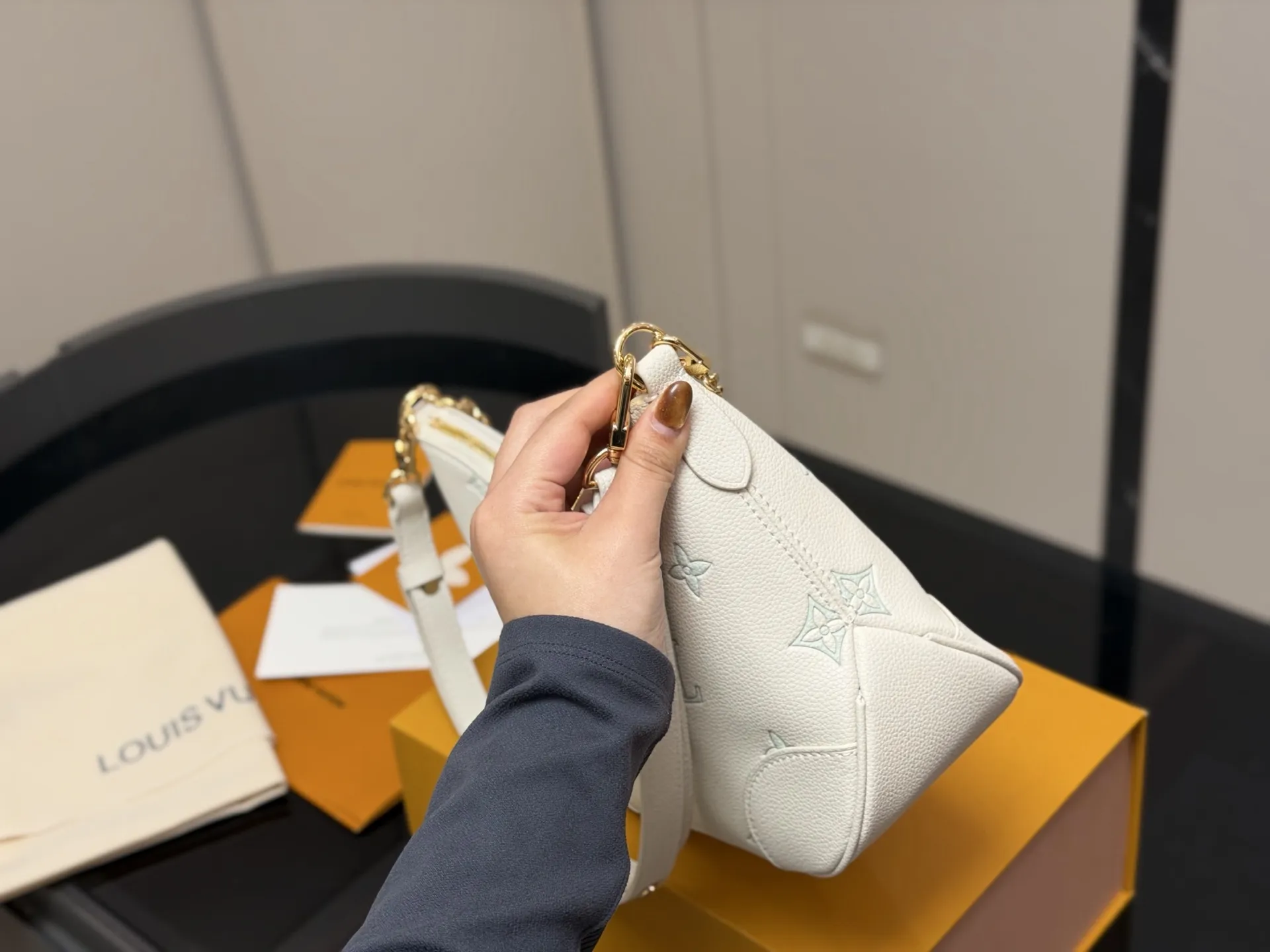 ¥180 配折叠盒 size:29*16cm Lv 最新款牛角包 原版五金! 定制版直接采用小牛皮 Vintage 经典单肩包 配置肩带➕链条 单肩斜挎都无敌好看百搭!