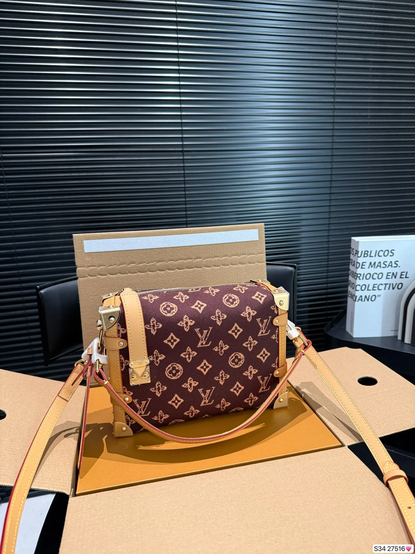 P220 配飞机盒折叠盒 LV 130周年限定来袭！村上隆三彩返场🥹 LV 130周年限定系列，这次是真的开挂了！ LV谷爱凌软盒子来啦美到犯规💕 五金精致有分量，肩带长度刚刚好，单肩斜挎都很绝👏日常搭配T恤、牛仔裤，容量也很实用，手机、口红、粉饼等小物件都能装下~ 尺寸23 16 货号27516