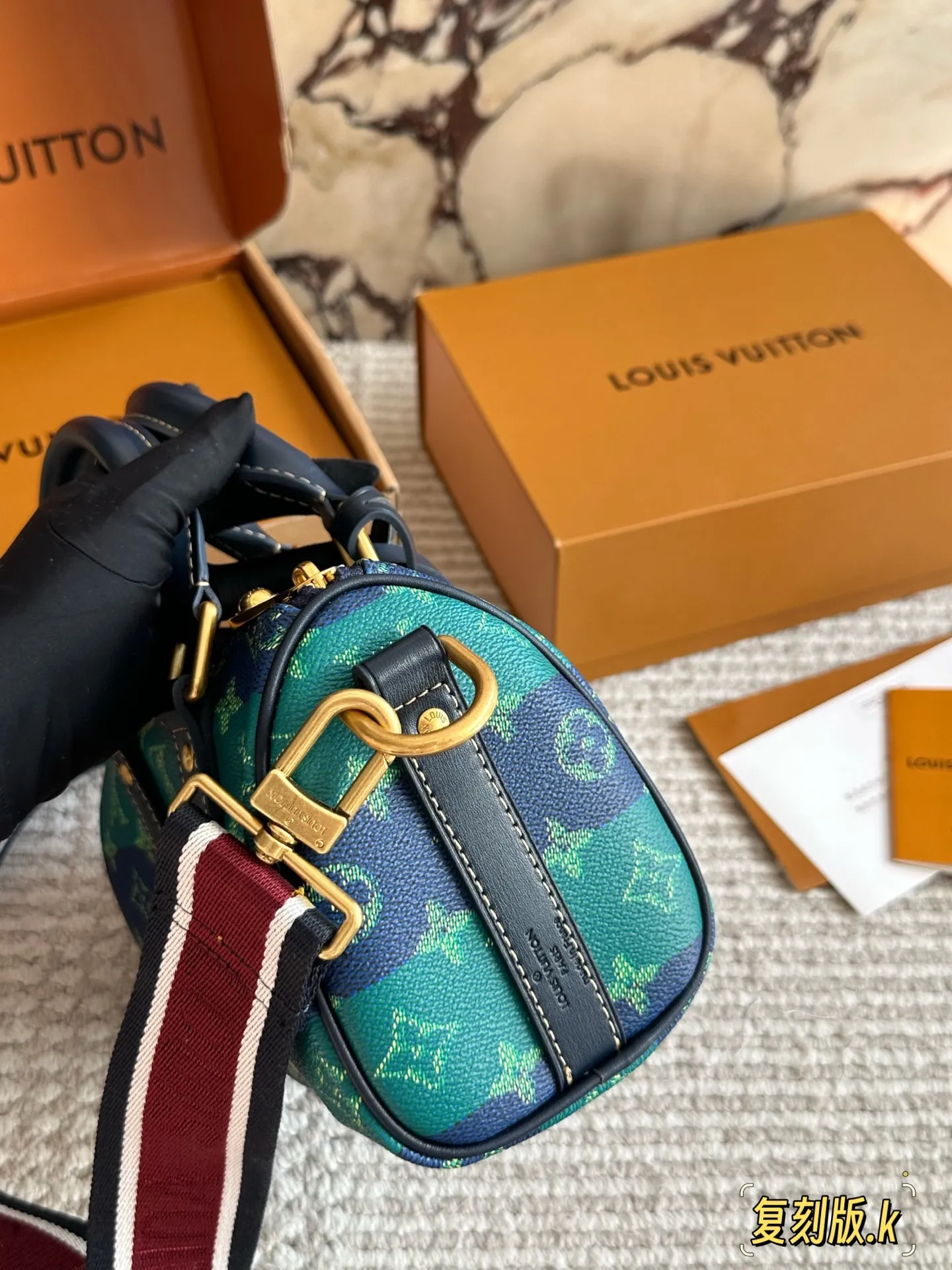 ¥230 复刻版 Lv X Nigo Keepall xs 枕头包 手袋是一款理想的都市手袋。 标志性的造型与经典的 Monogram 帆布,加之多种携带方式和奢华的天然牛皮饰边为该包平添一份时尚前卫之感。尺寸:25 14cm全套礼盒