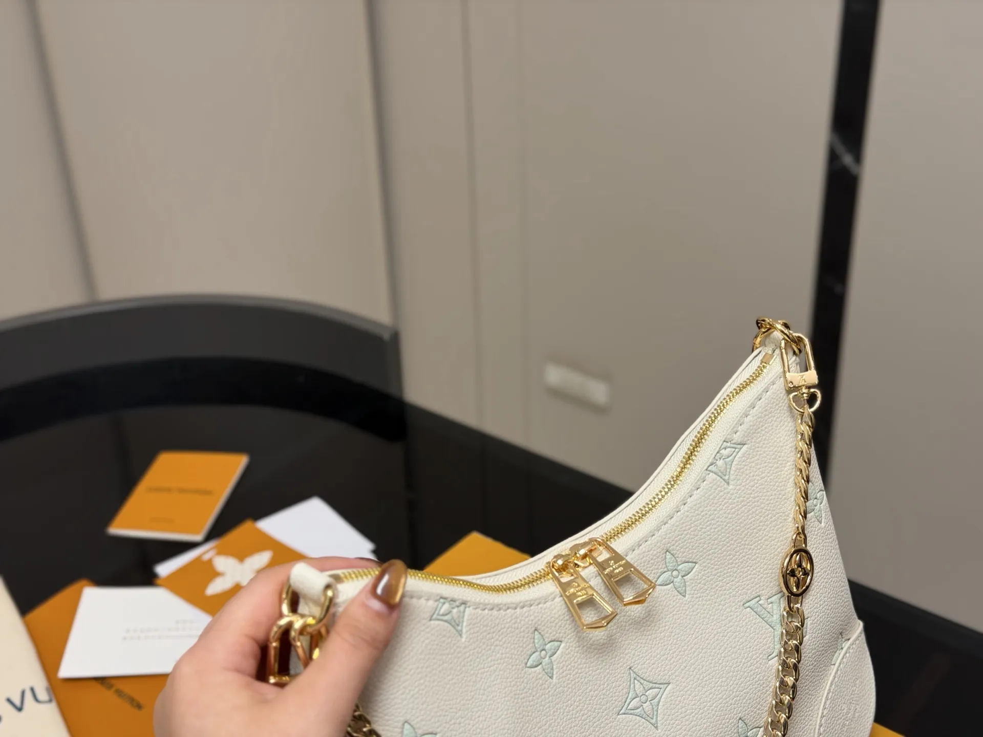 &yen;180 配折叠盒 size：29*16cm Lv 最新款牛角包 原版五金！ 定制版直接采用小牛皮 Vintage 经典单肩包 配置肩带➕链条 单肩斜挎都无敌好看百搭！