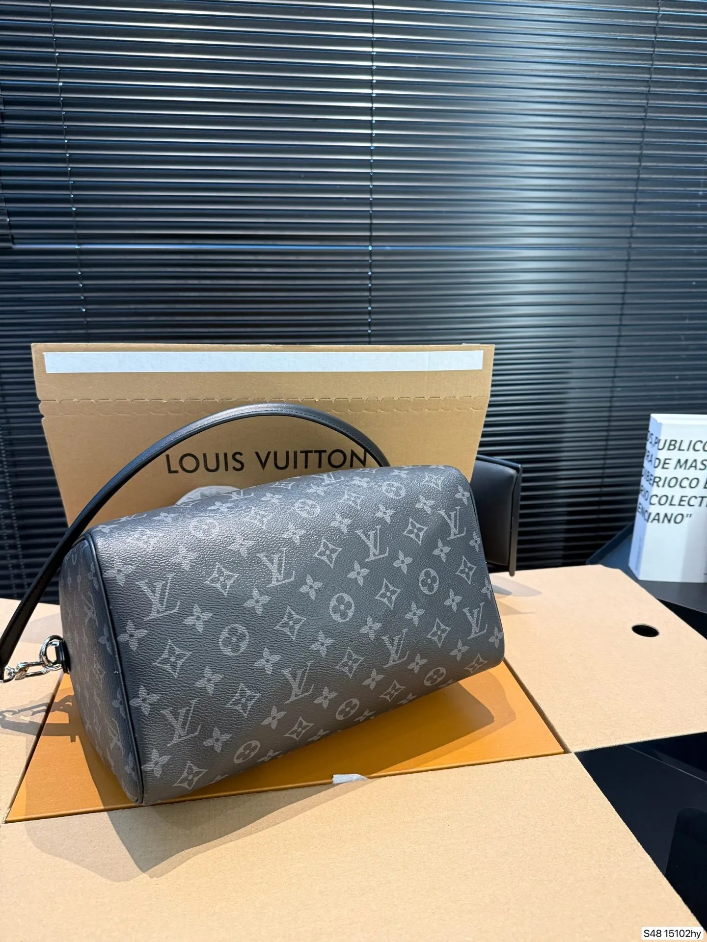 P290 配飞机盒折叠盒 Lv X Nigo Keepall 30.枕头包 手袋是一款理想的都市手袋。 标志性的造型与经典的 Monogram 帆布,加之多种携带方式和奢华的天然饰边为该包平添一份时尚前卫之感。尺寸:30 21货号15102