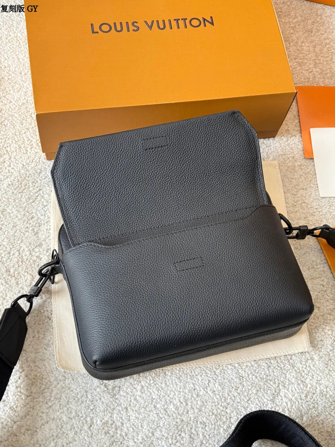 复刻版 p225 LV Takeoff 小号邮差包 LV Takeoff小号邮差包，黑色粒面牛皮+经典 Monogram压纹，低调又有质感！翻盖设计+可拆卸肩带，单肩or斜挎都OK，通勤休闲都能搭。尺寸刚好，手机钱包轻松装下，实用又时髦，是男士必入的经典单品！ 尺寸 23 18cm