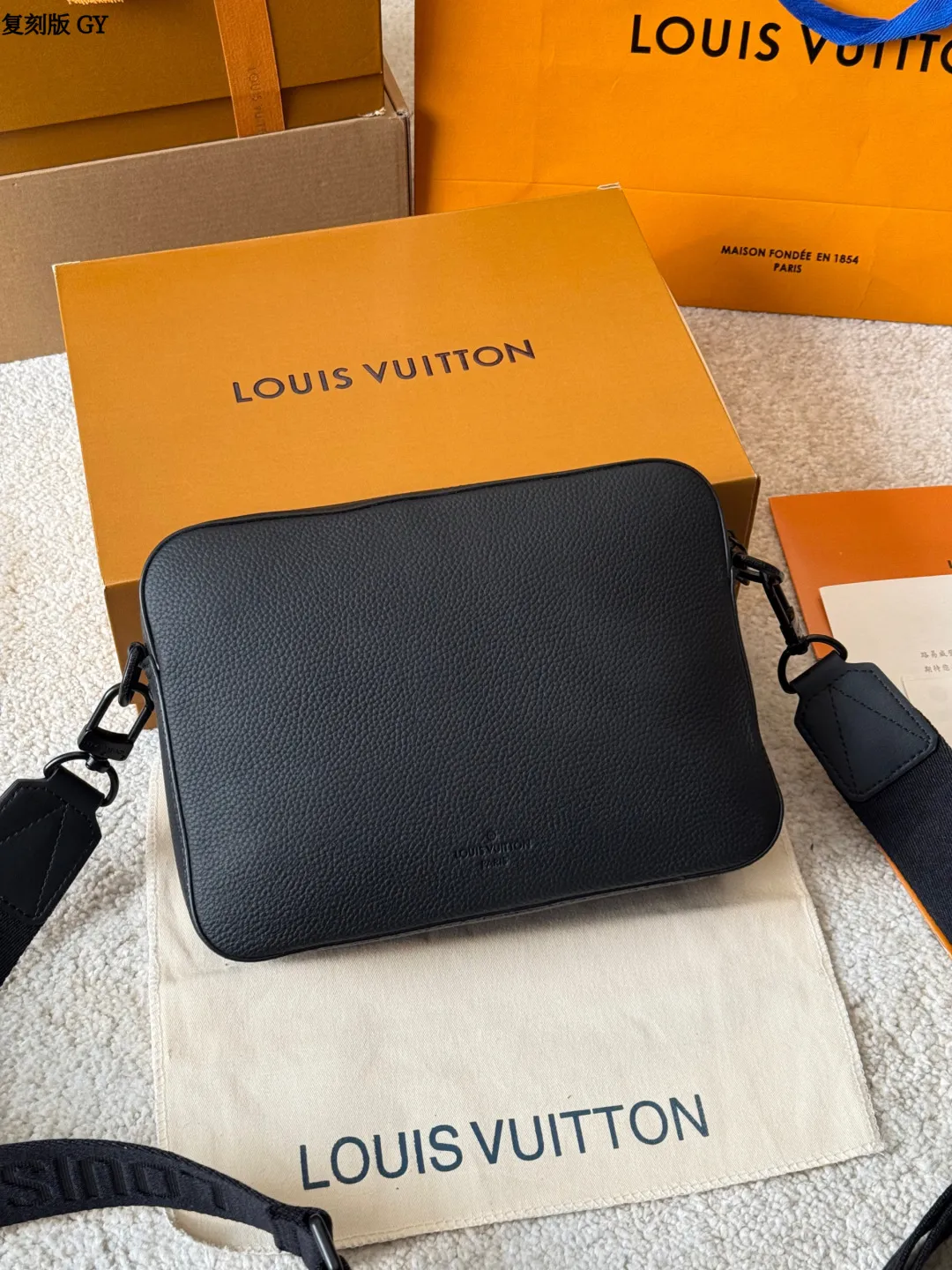 复刻版 p225 LV Takeoff 小号邮差包 LV Takeoff小号邮差包,黑色粒面牛皮+经典 Monogram压纹,低调又有质感!翻盖设计+可拆卸肩带,单肩or斜挎都OK,通勤休闲都能搭。尺寸刚好,手机钱包轻松装下,实用又时髦,是男士必入的经典单品! 尺寸 23 18cm