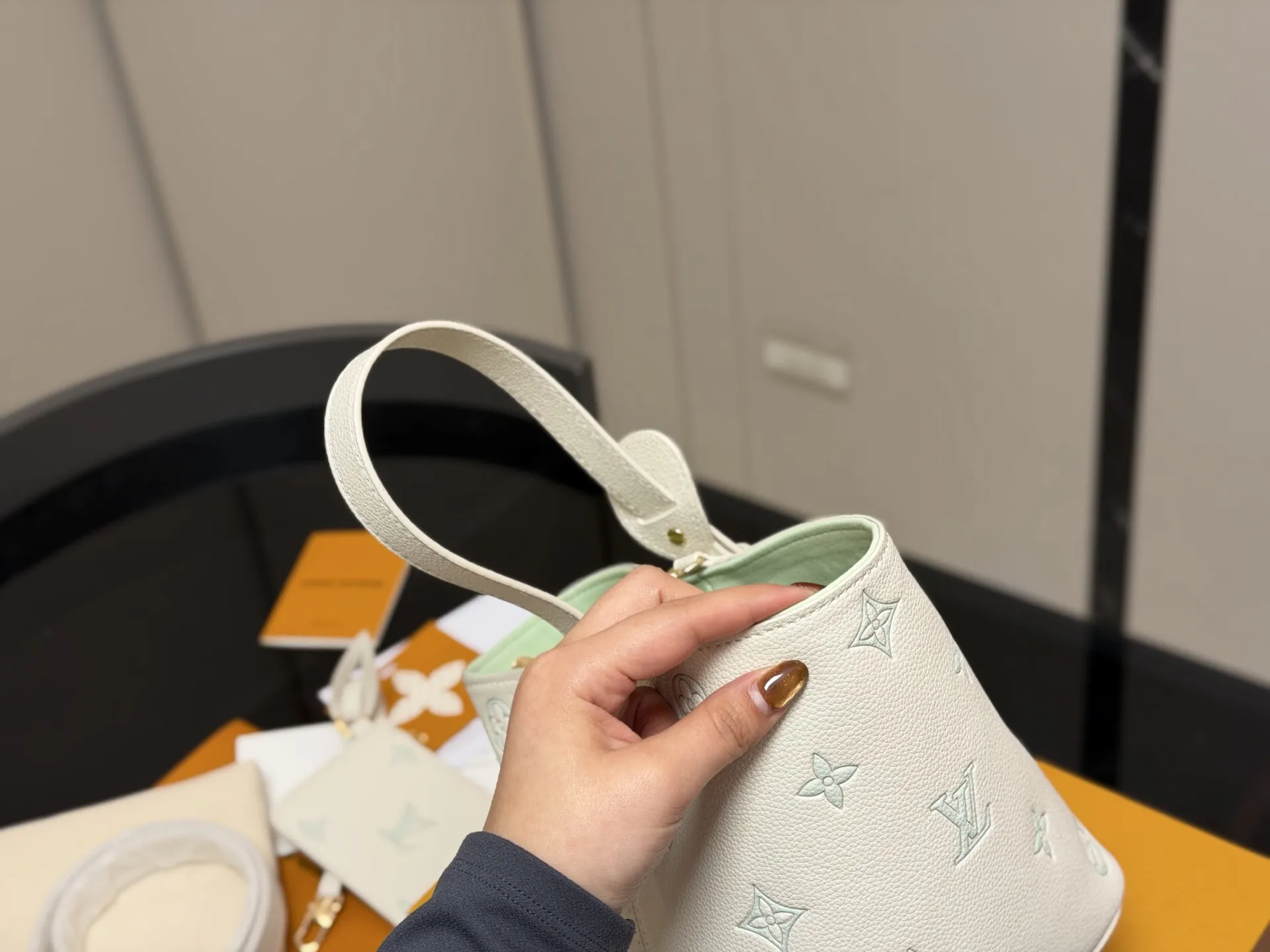 ¥180 配折叠盒 LV中古包又一位当红炸子鸡来咯!! 一只看似中古中矩却又有点标新立异的包。 水桶包 尺寸:18.17cm