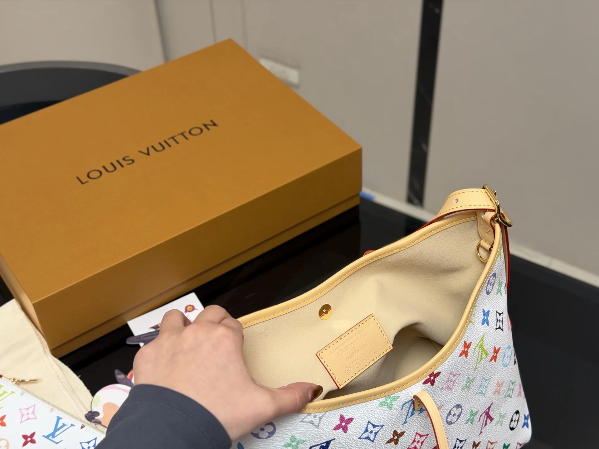 ¥250 配折叠盒飞机盒 size: 29*25cm(中) Lv 最强者CarryAll, 可爱休闲都ok哈 carryall是真的强! 内附一只收纳零钱包, 性价比无比在线了… 搜索🔍carryall 蝴蝶结