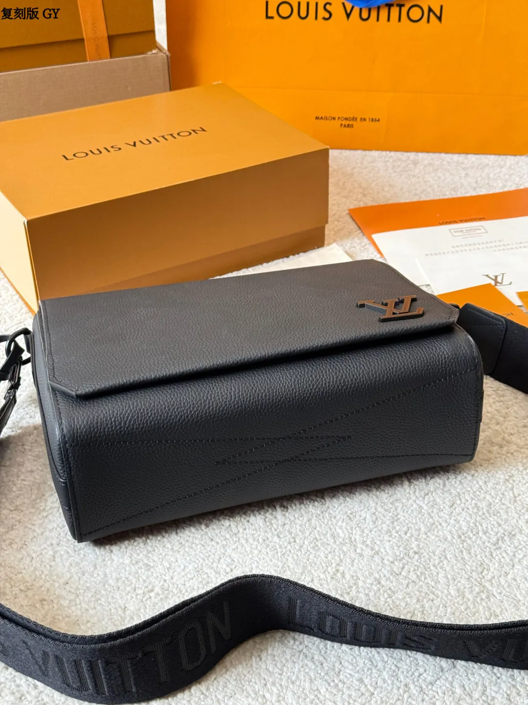 复刻版 p280 LV Takeoff 小号邮差包 LV Takeoff小号邮差包,黑色粒面牛皮+经典 Monogram压纹,低调又有质感!翻盖设计+可拆卸肩带,单肩or斜挎都OK,通勤休闲都能搭。尺寸刚好,手机钱包轻松装下,实用又时髦,是男士必入的经典单品! 尺寸 28 22cm