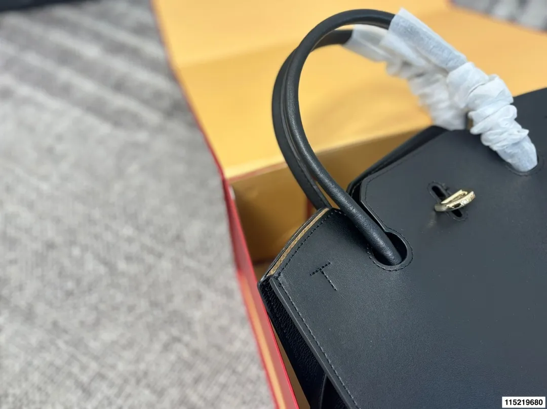 P180配折叠盒⚠️尺寸29.25 Furla Genesi托特包 选用优质牛皮，表面光滑有型，立体剪裁让包内空问更宽敞。金色半圆扭扣＋压印Logo，细节满分！尺寸适中，通勤休闲都OK，手提斜挎随心切换。黑色百搭，四季都能用，简约大气，实用又有质感，是职场女生的理想选择