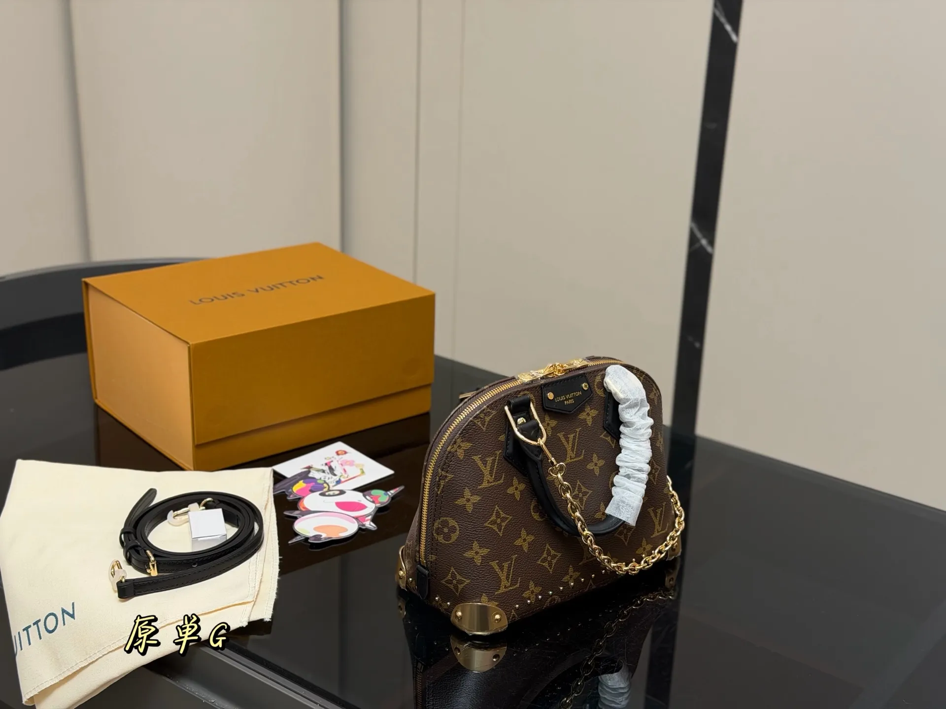 ¥240 折叠盒飞机盒 Lv新款 alma trunk 贝壳 我能get到了耶!真好看! 这次包型做了升级 真的好酷好喜欢! 好适合搭配酷酷的 复古的衣服 链条的吊坠一点要加上 而且是我喜欢的黑色细肩带 尺寸:23.17cm