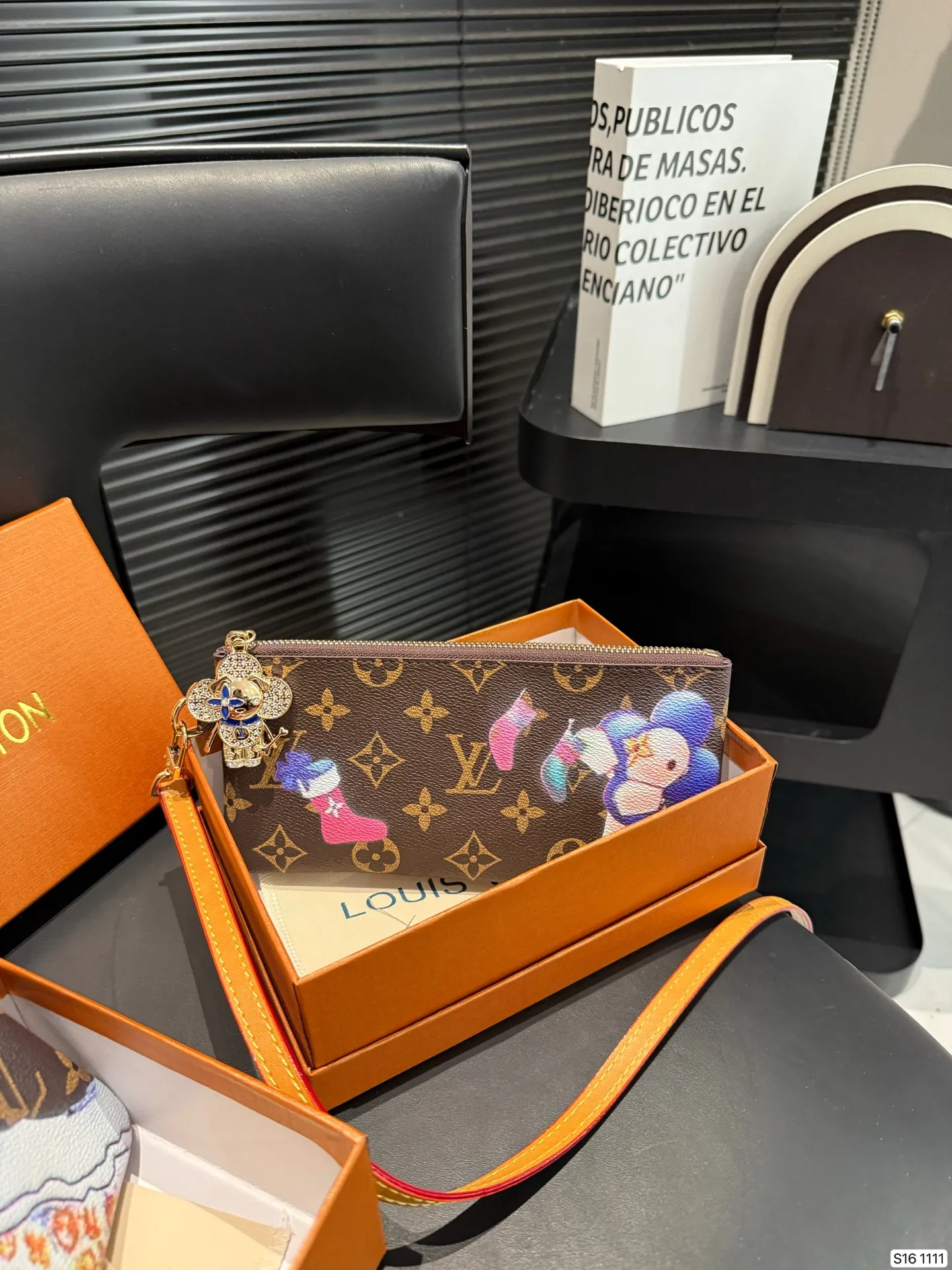 P130 配盒子 LV 专柜最新款火爆登场!做工精致, 媲美专柜!多功能小钱包超级实用 尺寸20 10 货号1111