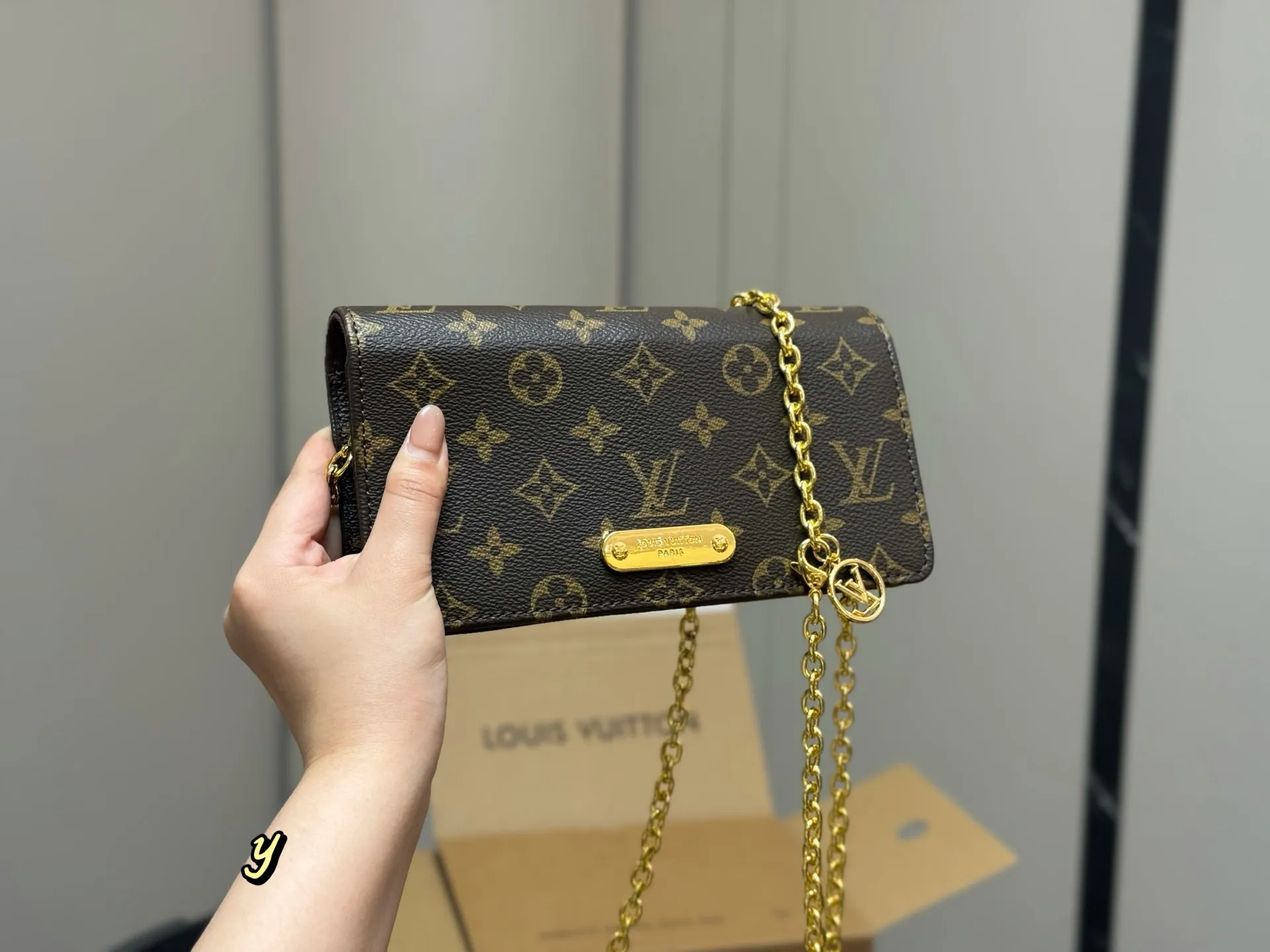 ¥155 配折叠盒飞机盒 Lv新款Lily woc, 容量看起来比三合一更加分! 有种复古感,而且链条还能拆哦。 下一个爆款 尺寸:21.12cm