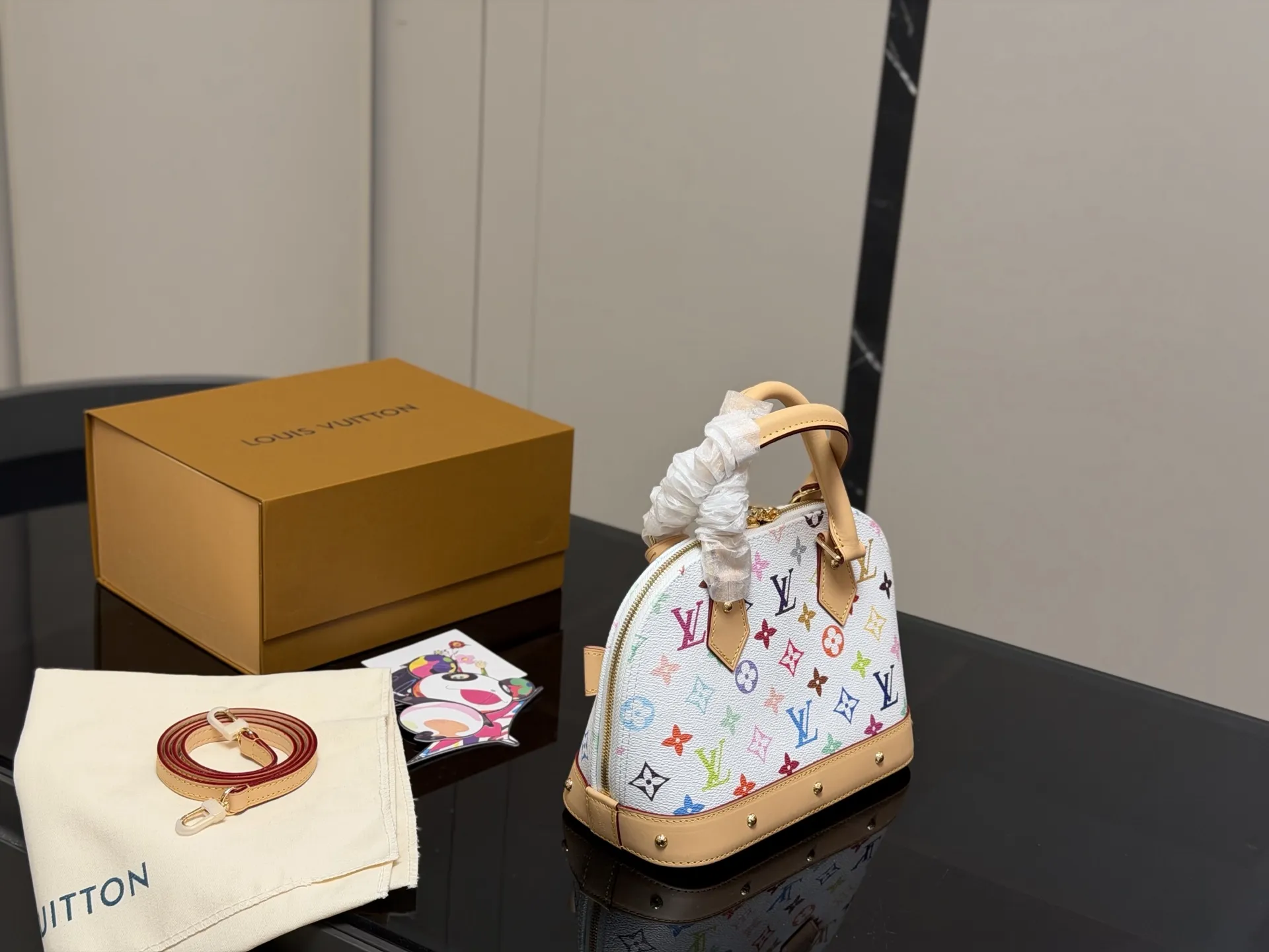 ¥215 配折叠盒飞机盒 size:25*18cm Lv 这个白三彩 alma贝壳 太可爱啦! 小巧又复古已经拎着溜达两天了~