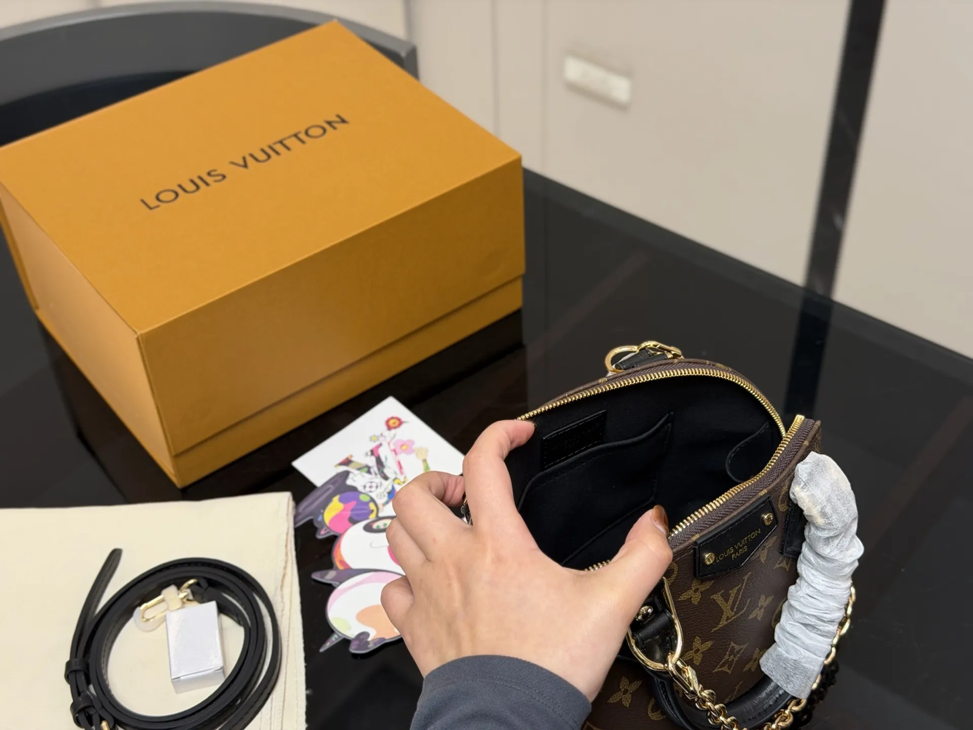 &yen;240 折叠盒飞机盒 Lv新款 alma trunk 贝壳 我能get到了耶！真好看！ 这次包型做了升级 真的好酷好喜欢！ 好适合搭配酷酷的 复古的衣服 链条的吊坠一点要加上 而且是我喜欢的黑色细肩带 尺寸:23.17cm