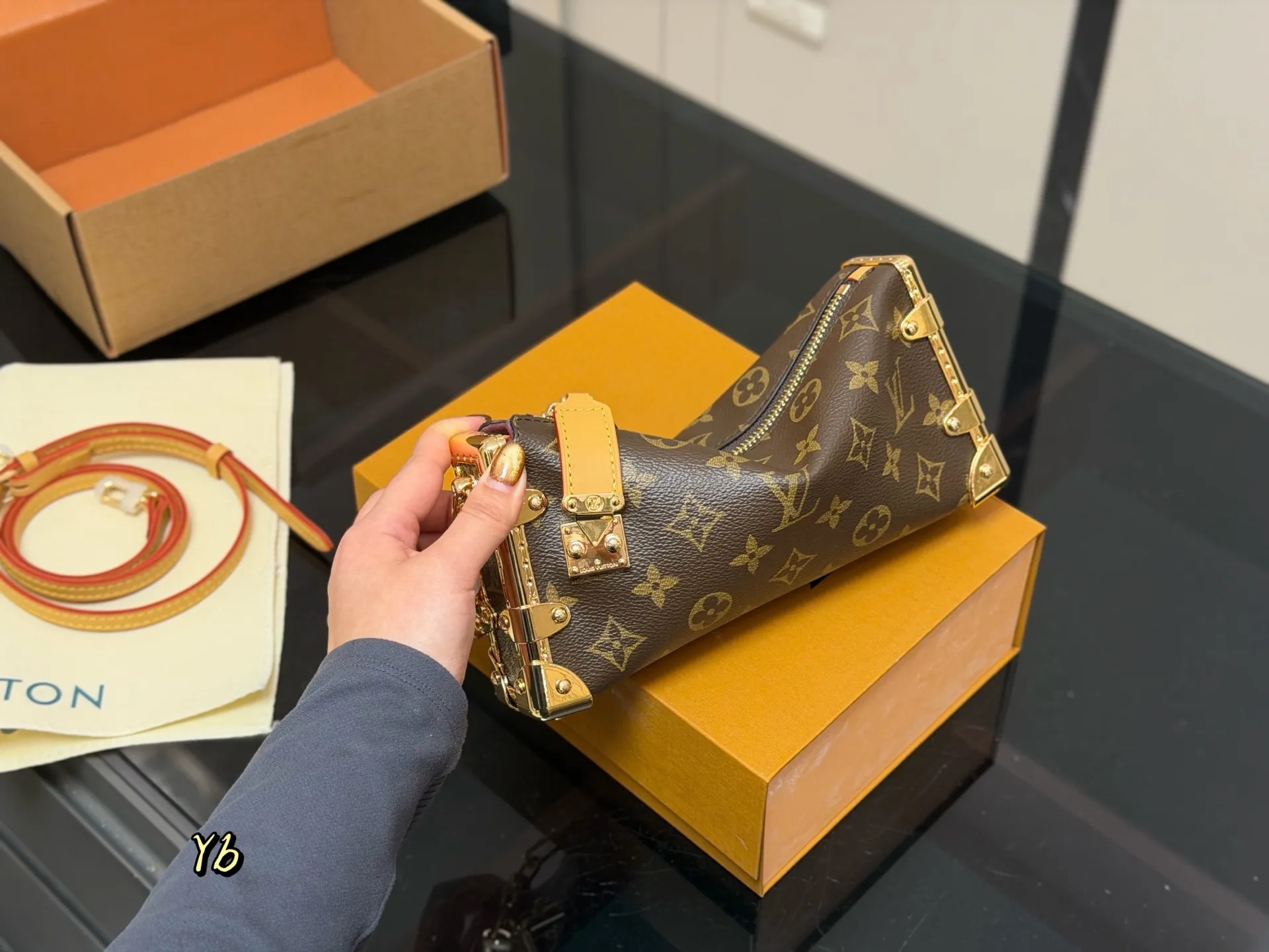 ¥225 (折叠盒➕飞机盒) size:23*11cm 超时空爆款 Lv王炸新款包 横版谷爱凌 一定要入的它! 超级洋气 upupup 搜索🔍Lv 软箱子(盒子)