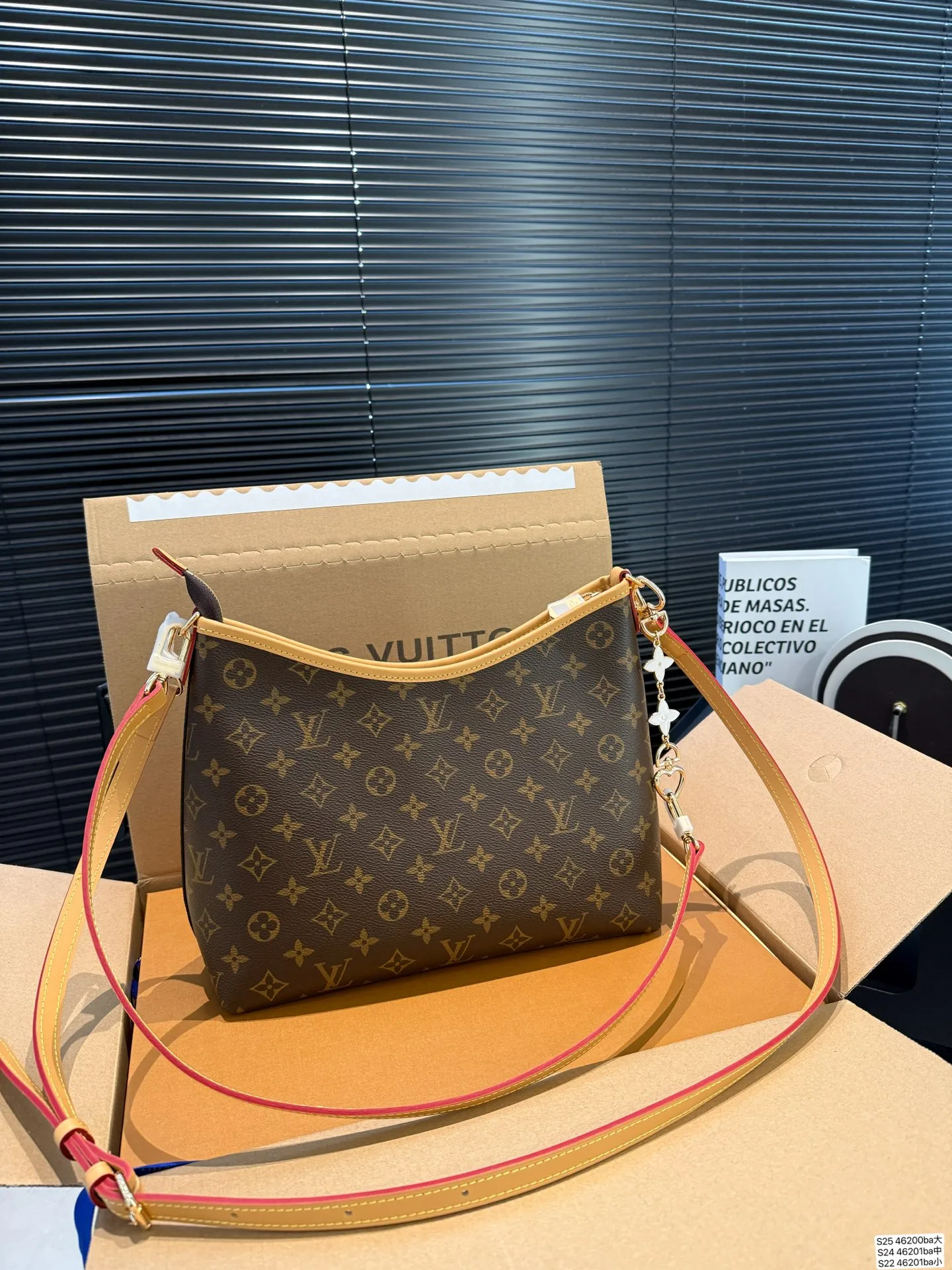 大号P175 中号P170 小号P160 配飞机盒折叠盒子 全钢五金 芯片版本 LV腋下包 今年腋下包大火 不光有可人外表 空间也很喜人 更是百搭 一年四季都好背 让你秒变时髦精 尺寸：大号29 21中号24 18 小号21 14.5货号大46200 中46201 小46202