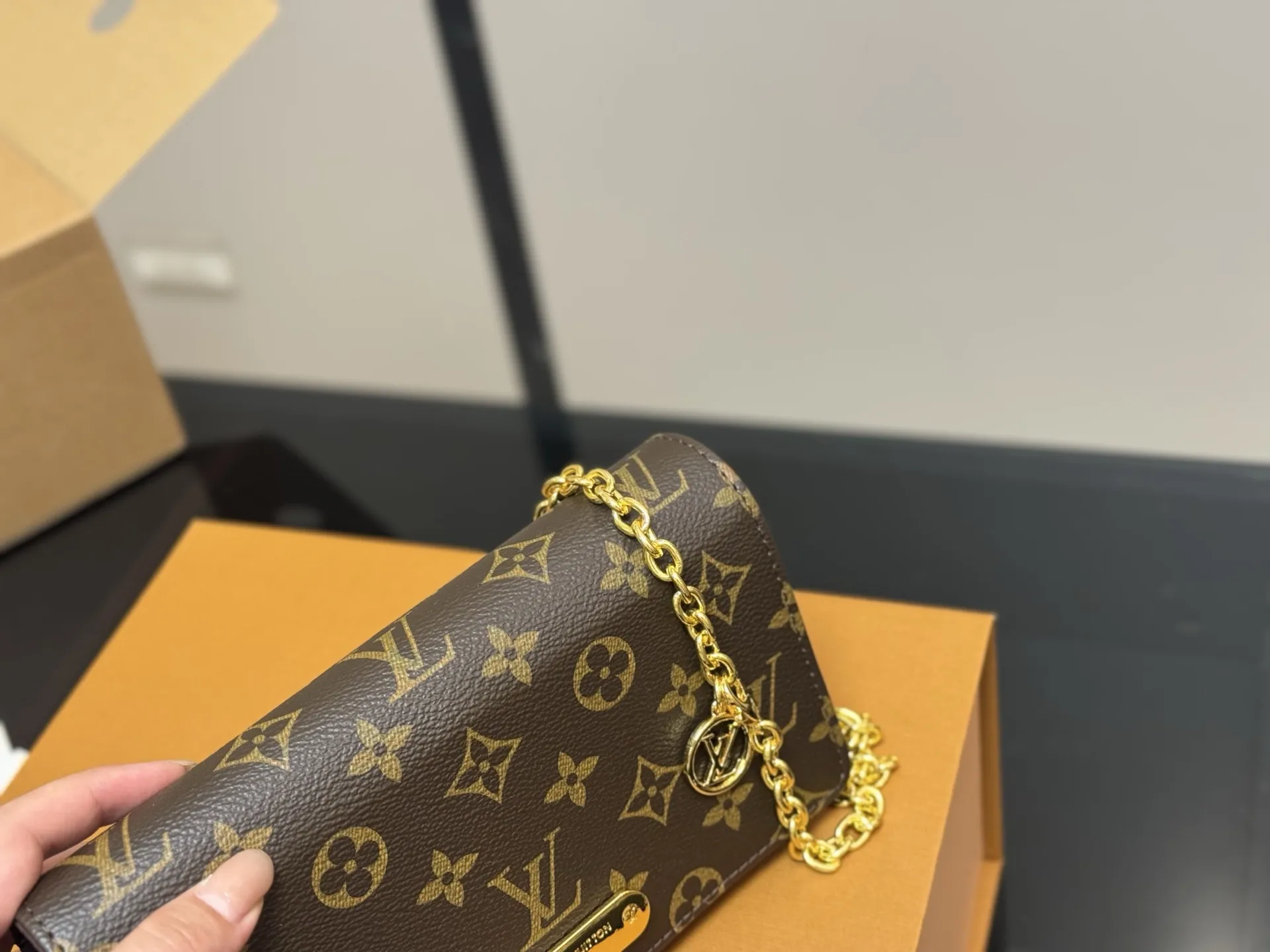 &yen;155 配折叠盒飞机盒 Lv新款Lily woc， 容量看起来比三合一更加分！ 有种复古感，而且链条还能拆哦。 下一个爆款 尺寸:21.12cm