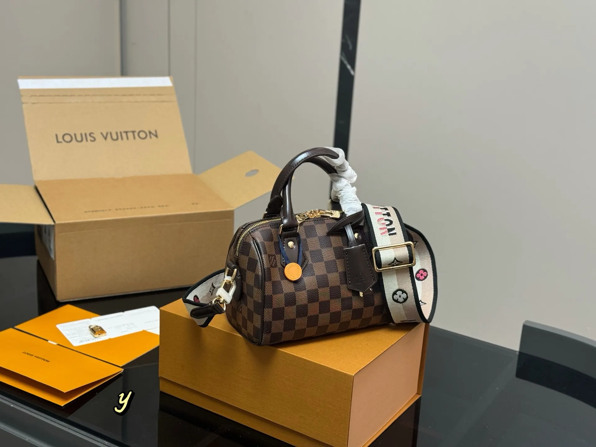 ¥195 配折叠盒飞机盒 size:21.15cm LV SPEEDY20 新款枕头包 搜索🔍 Lv 枕头包