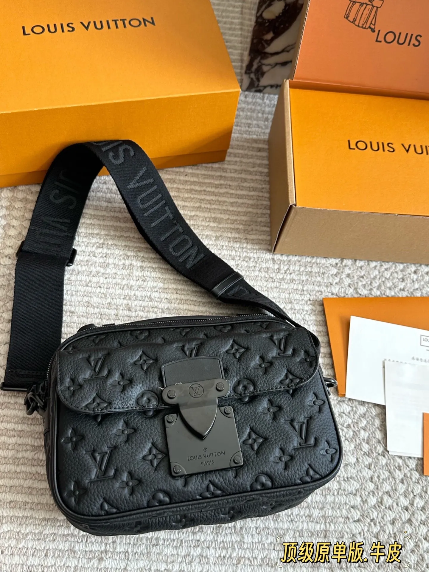 LV Slock新款男生包包p260 Iv最新一季又出了很多老花男包我可太爱老花了买到就,是赚到。拿到手的实物比照片好看。 Iv slocksling,老花的腰包本来就不多,这款配荧光黄色包边的可太亮眼了,感觉稳重的老花配了--丢丢调 皮。很多博主们都安利另一款S Lock的邮差包,有老花配黑色包边和蓝色包边两种选择,但其实个人感觉 18x8cm的厚度真的是过于厚重了(大小跟男款三合一差不多、但是更厚)所以个人感觉不太适合身高175以下的男生和小姐姐们。但如果贪恋大容量的话也是一个很好的选择。 优点是:比较小巧,对个子小的比较友好;男包亮黄色的配色比较少见。25*17