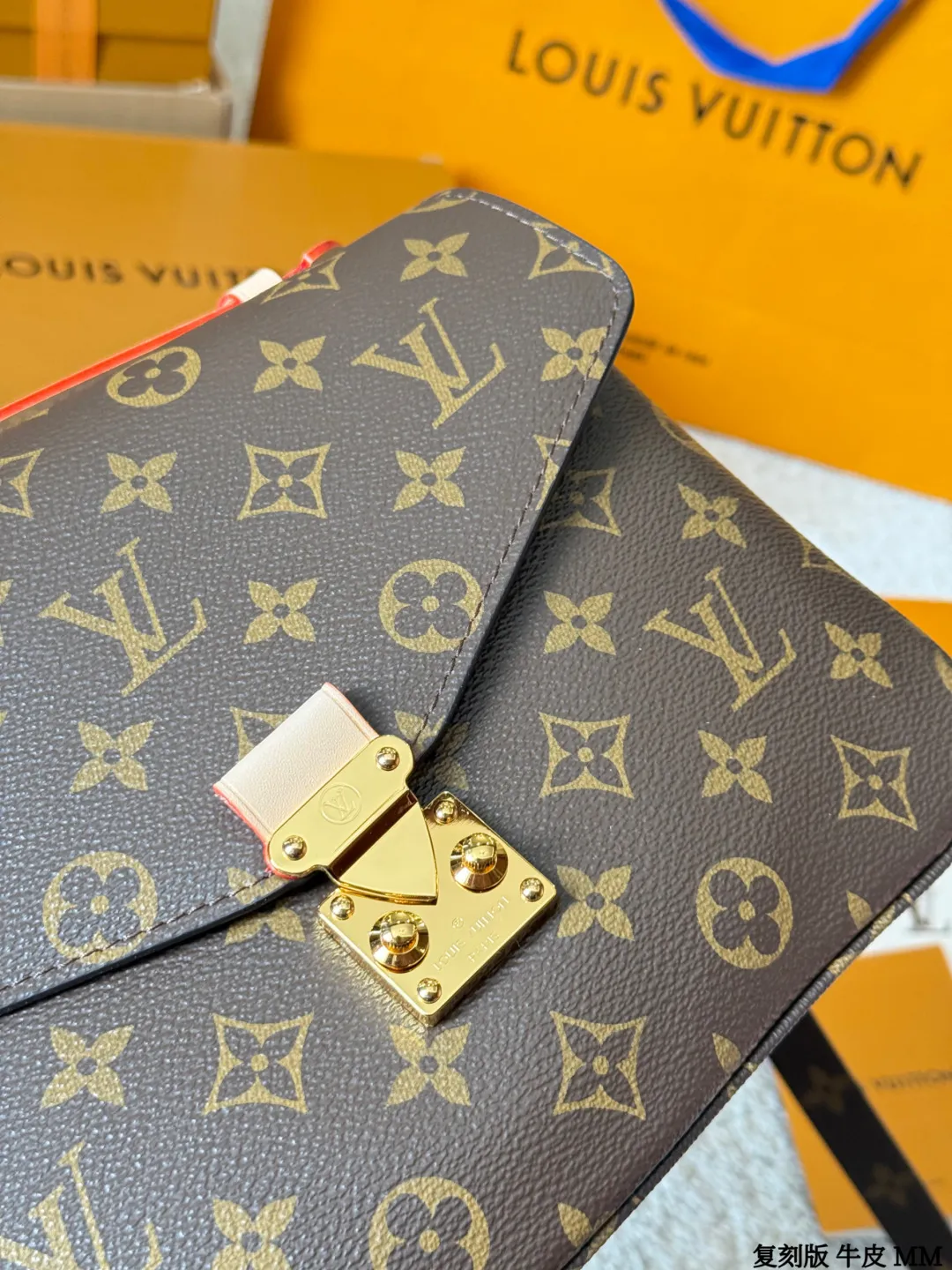 复刻版 牛皮 p260 Lv Pochette Métis 邮差包 复刻版 牛皮 邮差包老花手提单肩斜挎包,优雅低调的外形设计和宽敞的包身更加入了实用性,LV闪亮的纯钢金色五金配件- 可调节肩带,配有树糕皮的肩垫,拉链闭合 超细纤维内衬 尺寸:25*20cm