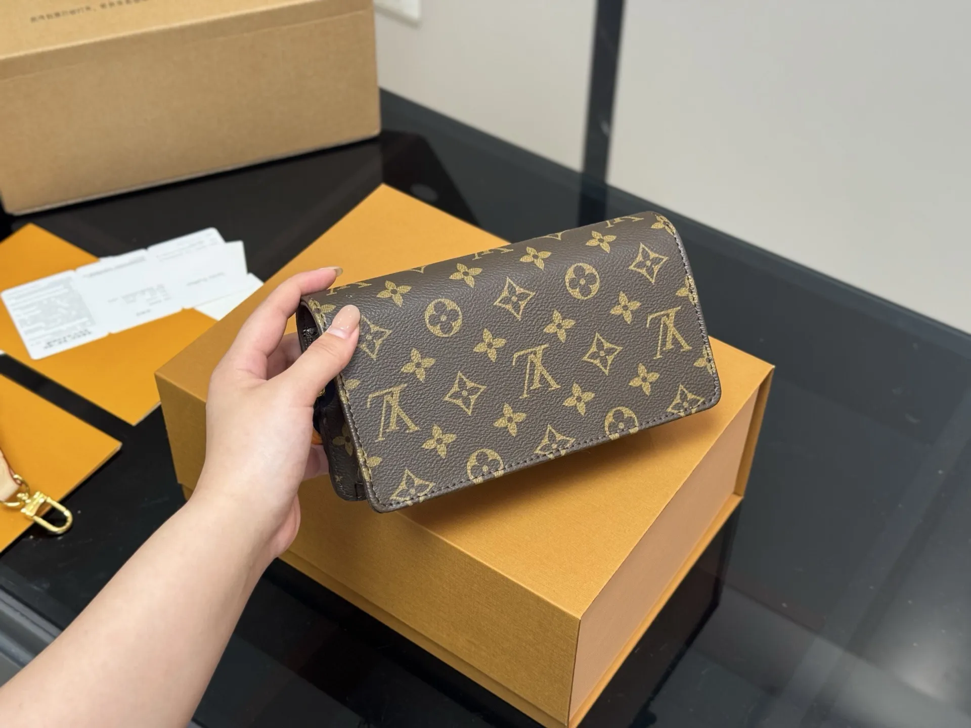 &yen;155 配折叠盒飞机盒 Lv新款Lily woc， 容量看起来比三合一更加分！ 有种复古感，而且链条还能拆哦。 下一个爆款 尺寸:21.12cm