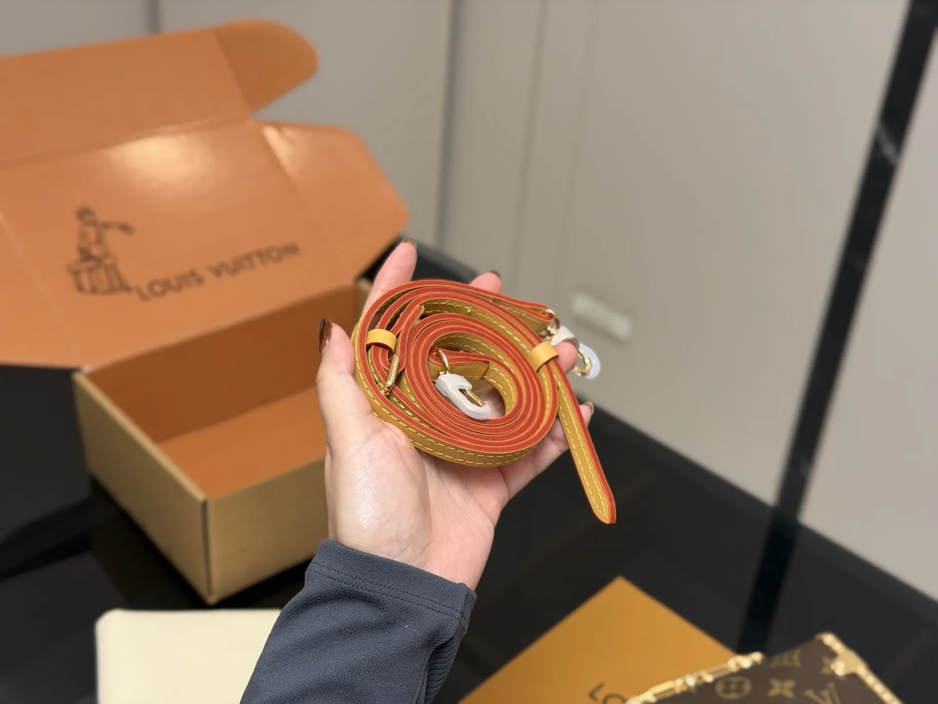 &yen;225 （折叠盒➕飞机盒） size：23*11cm 超时空爆款 Lv王炸新款包 横版谷爱凌 一定要入的它！ 超级洋气 upupup 搜索🔍Lv 软箱子（盒子）