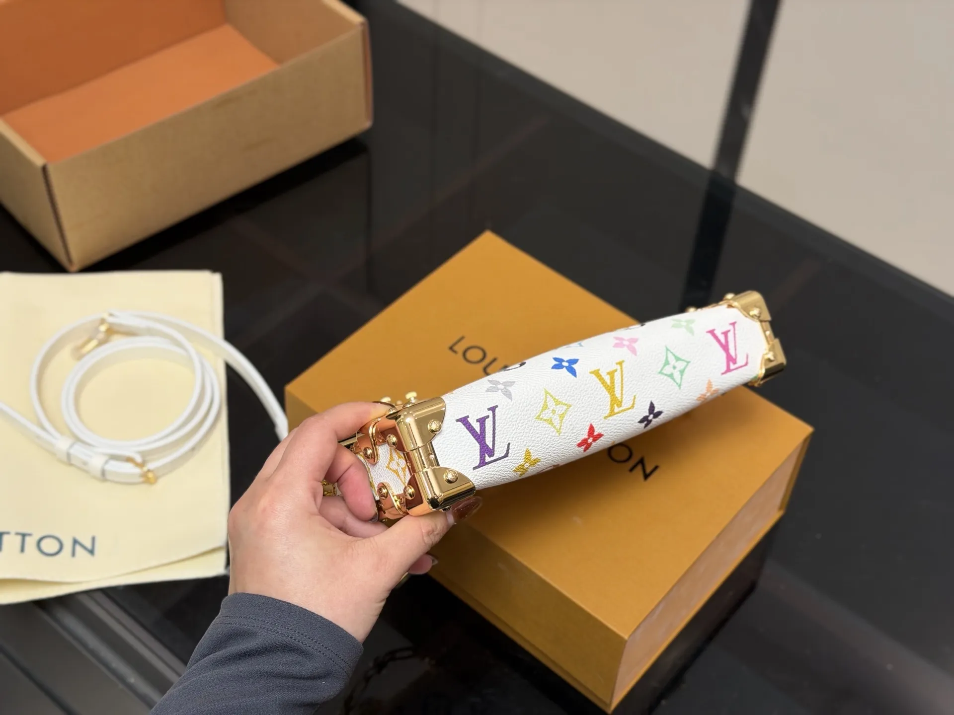 ¥225 (折叠盒➕飞机盒) size:23*11cm 超时空爆款 Lv王炸新款包 横版谷爱凌 一定要入的它! 超级洋气 upupup 搜索🔍Lv 软箱子(盒子)