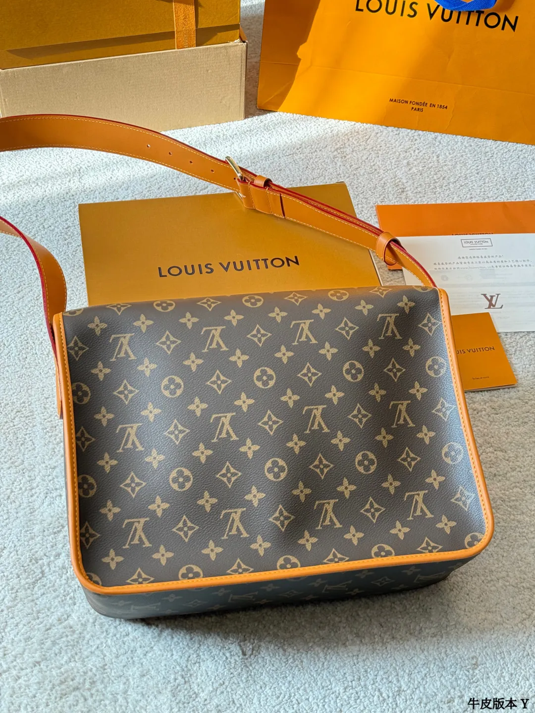 牛皮版本 p250 LV Satchel 邮差包 LV Satchel邮差包，经典Monogram老花帆布+深蜜色牛皮饰边，复古学院风满满！小巧精致，日常通勤、休闲出行都超适合艹。双扣设计+可调节肩带，单肩斜挎都OK，内部空间能装手机、钥匙、卡包等小物。灵感源自1930年代邮差包，实用又有收藏价值，男女都能轻松驾驭，搭配休闲或复古穿搭都很出彩 尺寸 35 26cm