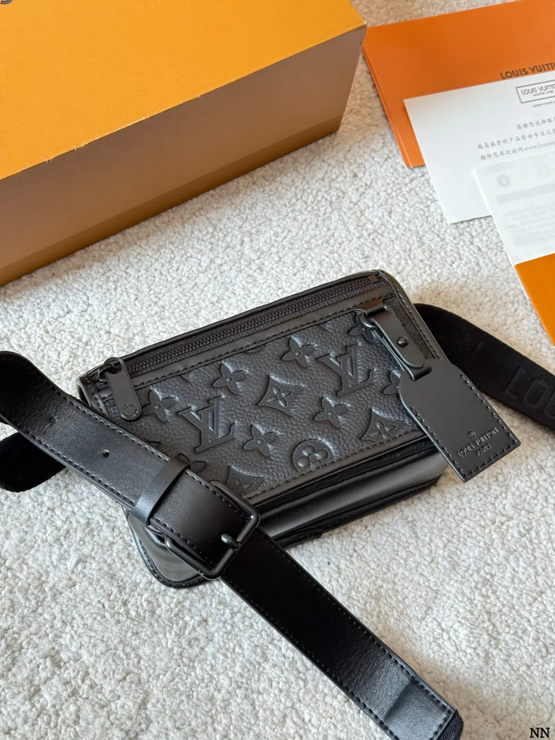 牛皮版本 p170 LV 黑花 Soft Trunk 盒子包 VLV Soft Trunk黑花盒子包，经典Monogram Eclipse黑花图案，低调又有辦识度！涂层帆布＋牛皮饰边，质感满分。配可调节肩带，单肩斜挎都OK，日常通勤、出街超百搭。内部空间合理，手机、卡包、钥匙轻松收纳，拉链开合更安全全。男女都能驾驭，时尚又实用，LV热门款必入 18.5x13x8cm18.5x13x8cm