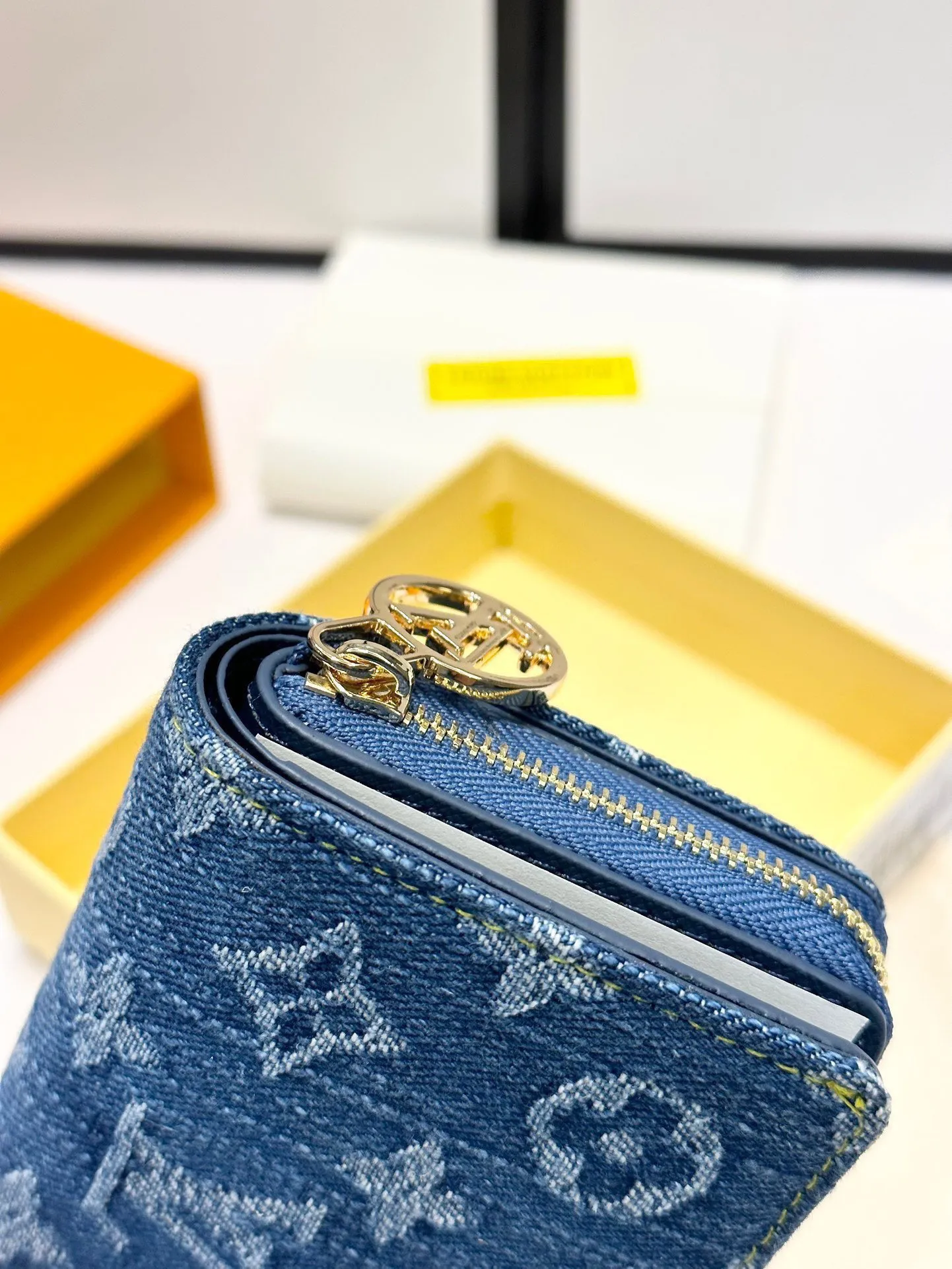 p100🎀颜色 蓝🎀尺寸 11.5x8.5x2.2🎀Portefeuille Roux”采用有机棉制成,并采用交织字母图案的交织字母牛仔布制成。它具有金色 LV 圆形拉手和配套拉链。虽然它是一个小钱包,但它有六个卡位、一个钞票隔层和侧面一个拉链零钱袋