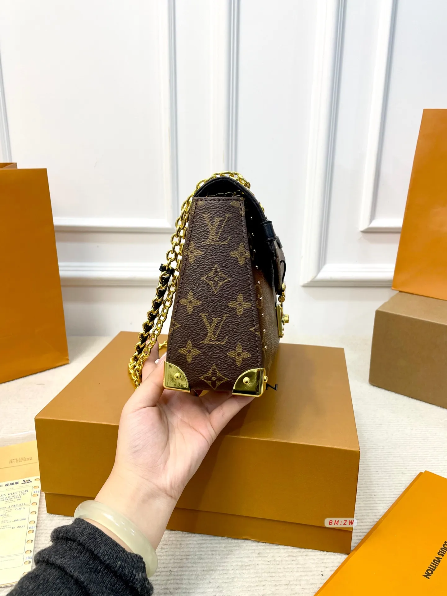 💰185 配折叠盒子 LV Trunkie链条包,2025春夏系列新品,经典Monogram老花帆布+金属链条,复古又时髦✨。小巧精致,配可拆卸肩带,手提、单肩、斜挎都OK!灵感来自LV档案馆,融合邮差包元素,翻盖+金属锁扣超有辨识度🧳。内部空间合理,通勤出行都很实用,是经典与现代的完美结合! 尺寸:26*8*17