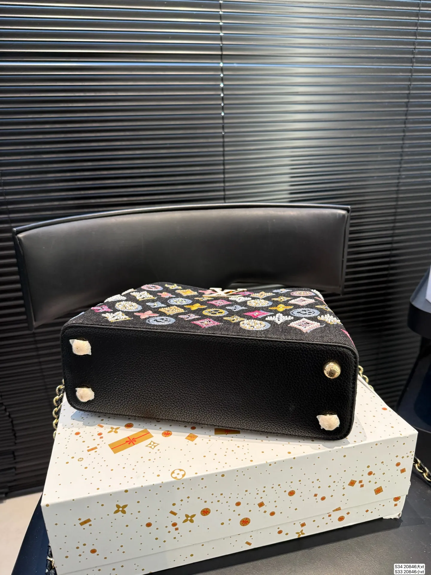 大号P220 小号P215 LVCapucines 贵妇包 超繁琐制作工序，女王范儿必备，经典大logo设计，结合monogram经典小花元素[哇]简洁大气，尺寸合理、容量OK，可手提可单肩， 尺寸：大号27 18 小号20 14 货号大20846