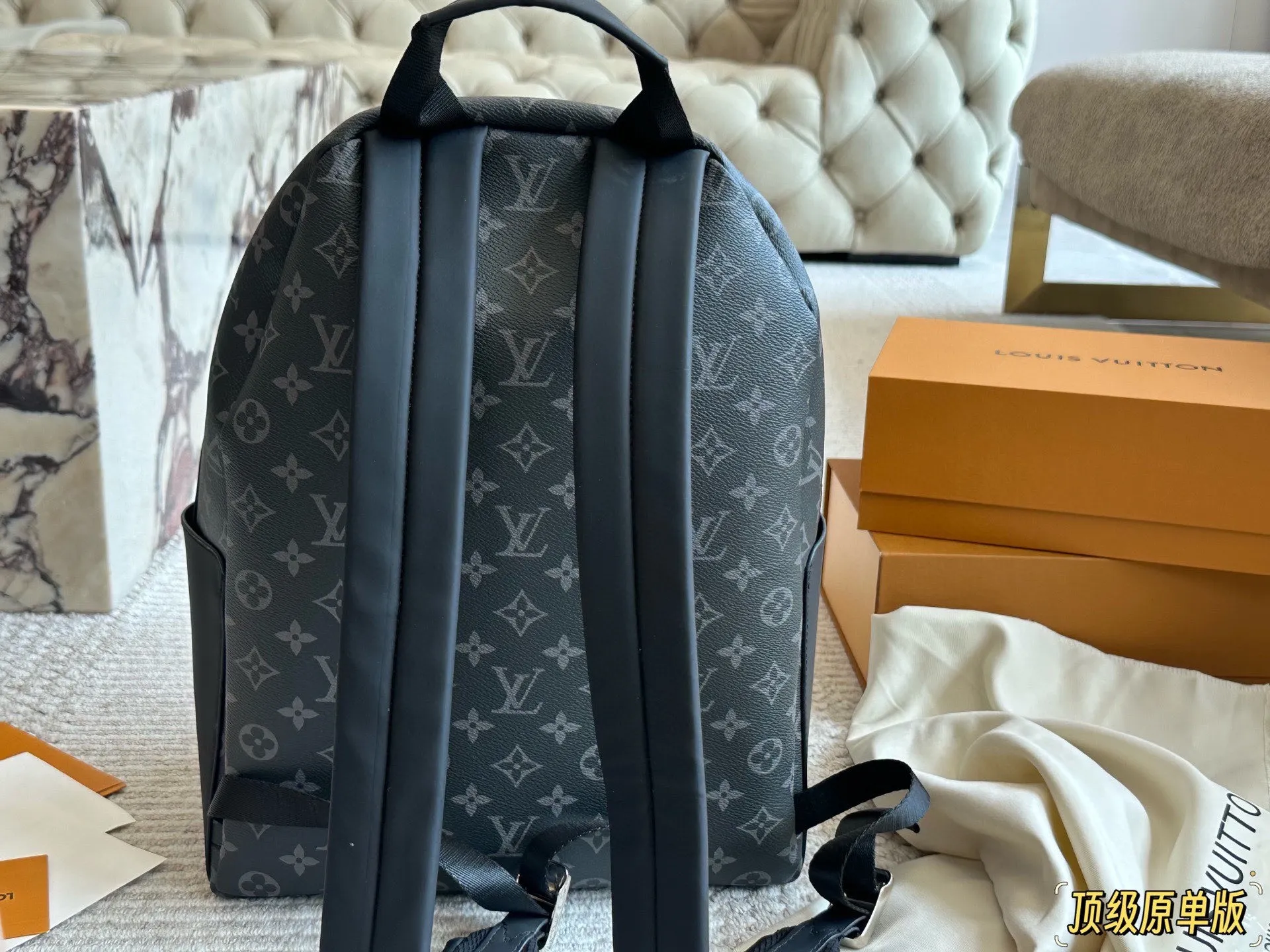 复刻版 纯牛皮 p225 经典老花潮人必备双肩包! Discovery 小号双肩包取材 Monogram Eclipse 帆布,以更为紧凑的构型延续灵活功能。外袋、拉链前袋和开口 侧袋方便取放物品,内袋确保收纳井然有序。size: 29×38×20cm