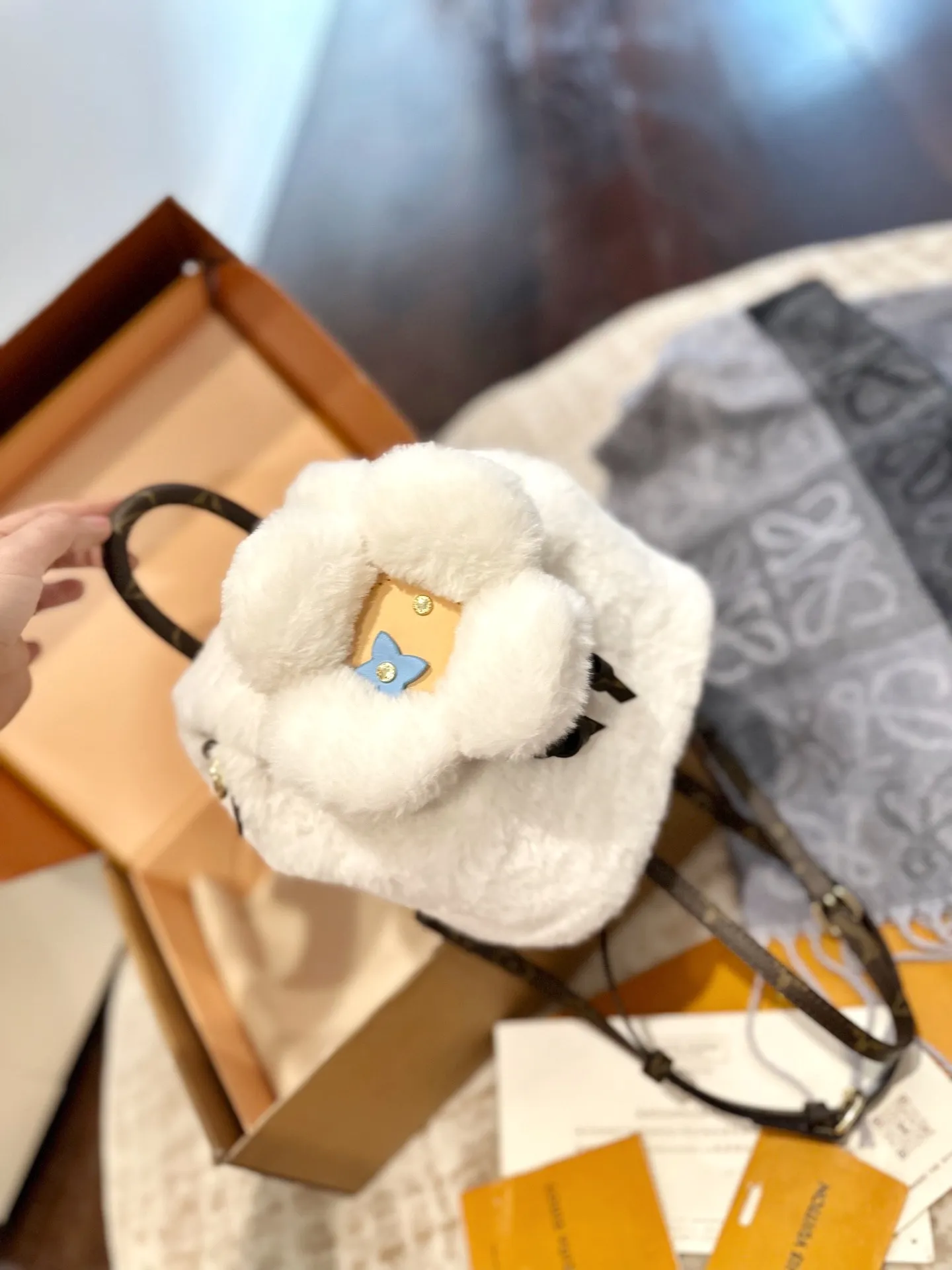 p120 礼盒包装 size 20 26 LV SKI滑雪系列vivienne Ski Snow系列 毛毛 双肩包 手机包 Louis Vuitton超限量Vivienne双肩包全日本限量发 等了一个月终于到货咯实物真的很可爱 容量感人 超可爱的手机包
