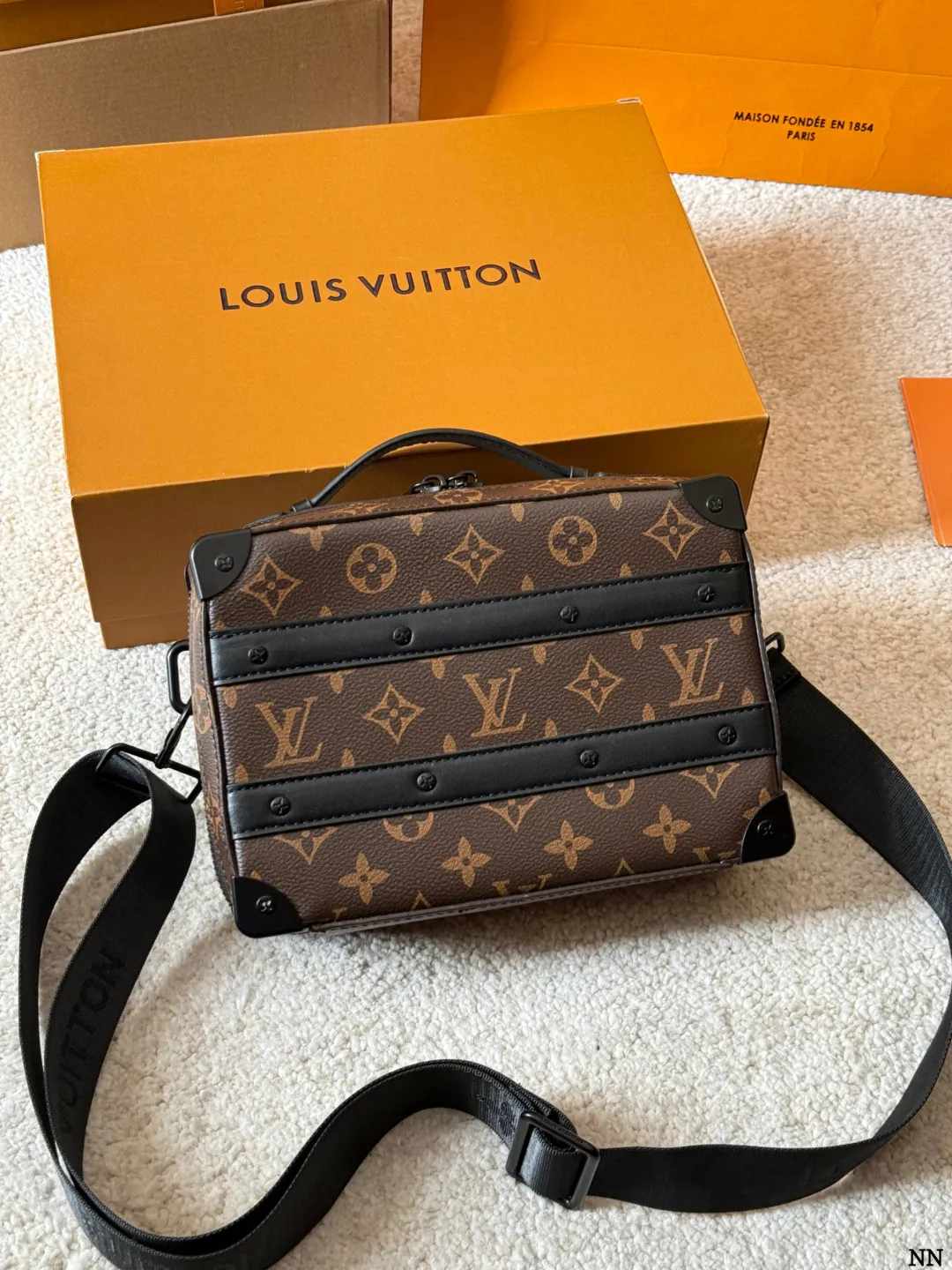 p170 LV Handle Soft Trunk手袋 2LV Handle Soft Trunk手袋,经典MonogramMacassar涂层帆布+黑色牛皮饰边,金属铆钉点缀,复古行李箱风格超有辨识度 。21.5x15x7cm21.5x15x7cm,内部风琴隔层+前贴袋,收纳超方便!肩带可拆卸、可调节,手提、单肩、斜挎都OK,男女都能轻松驾驭,通勤休闲都很 百搭~