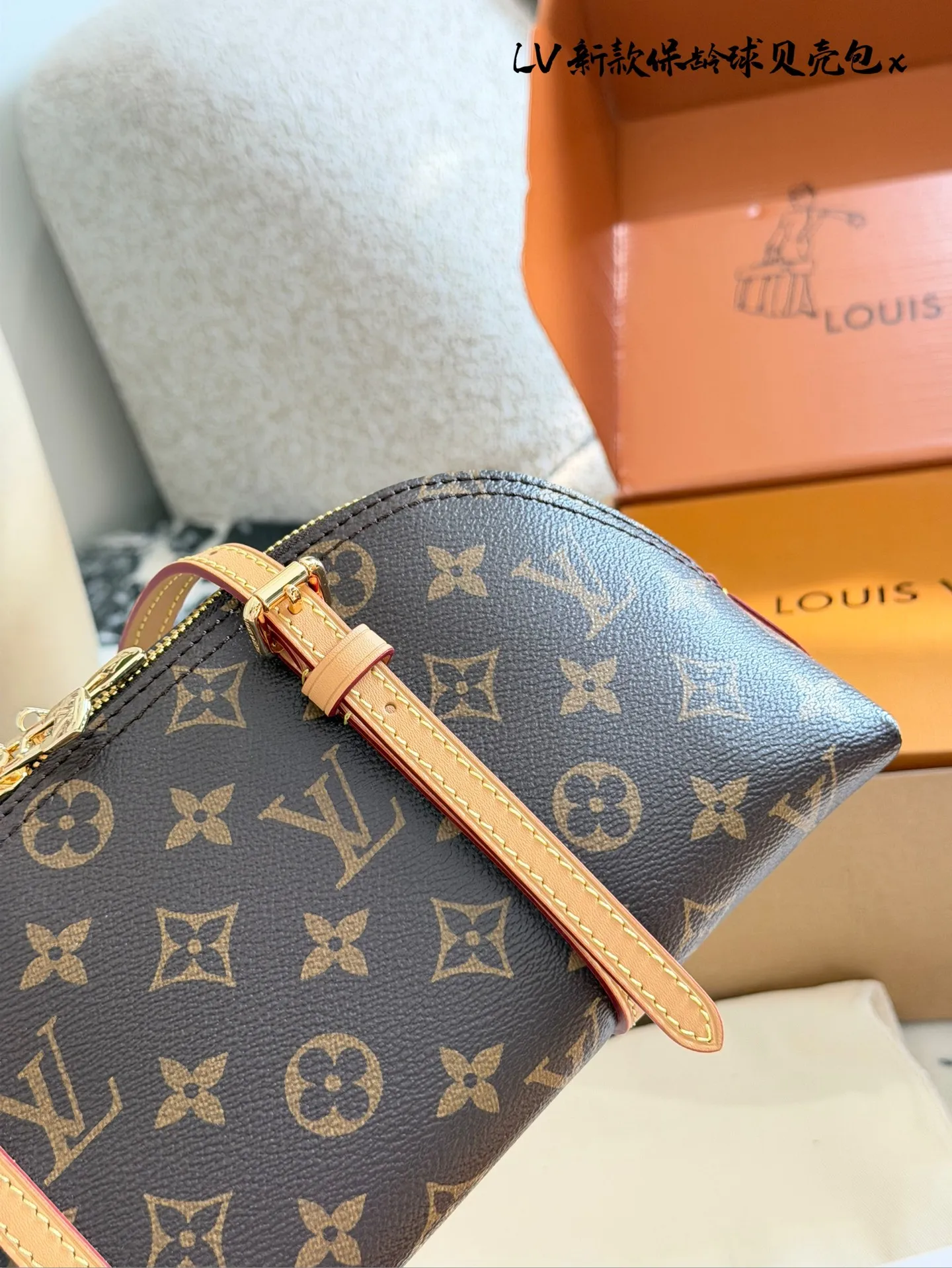 LV Papillon 26圆筒包p250 LV Papillon 26圆筒包,经典Monogram老花帆布+牛 皮饰边,复古优雅又实用! 26cm小巧尺寸,手提、单肩、斜挎都OK,,通勤休闲都能驾驭'+。灵感来自1940年代好莱坞,融合现代廓形,容量适中,日常物品轻松收纳。圆筒造型超有辨识度,是明星街拍和中古市场热门款,四季都能搭配,时髦又百搭!