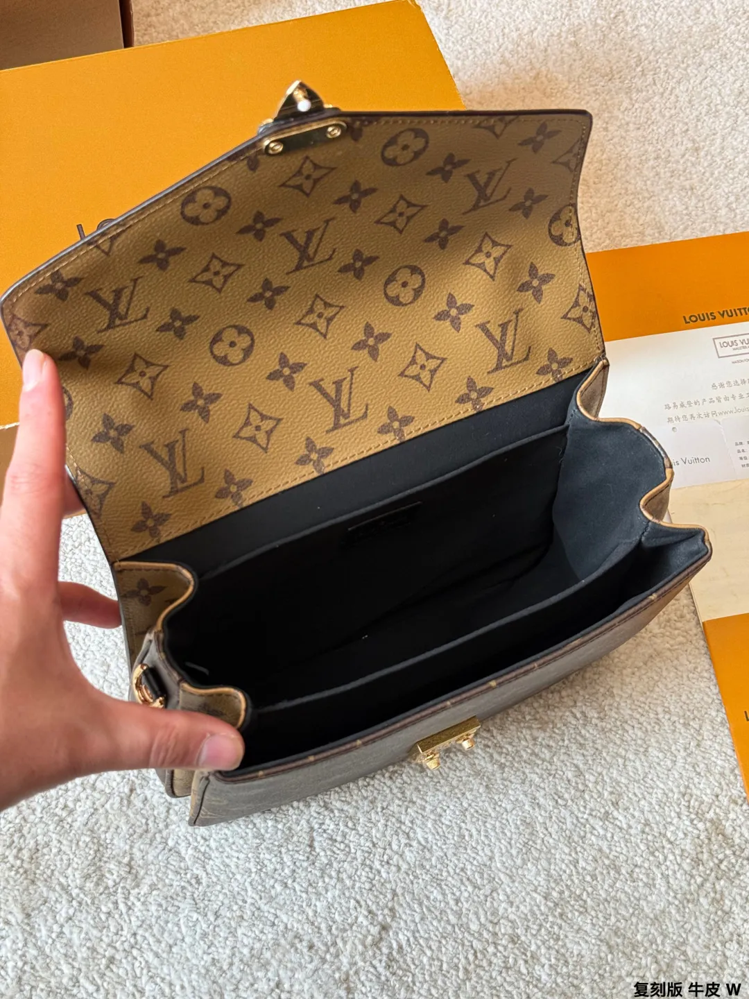 复刻版 牛皮 p195 Lv Pochette Métis 邮差包 复刻版 牛皮 邮差包老花手提单肩斜挎包,优雅低调的外形设计和宽敞的包身更加入了实用性,LV闪亮的纯钢金色五金配件- 可调节肩带,配有树糕皮的肩垫,拉链闭合 超细纤维内衬 尺寸:25*20cm