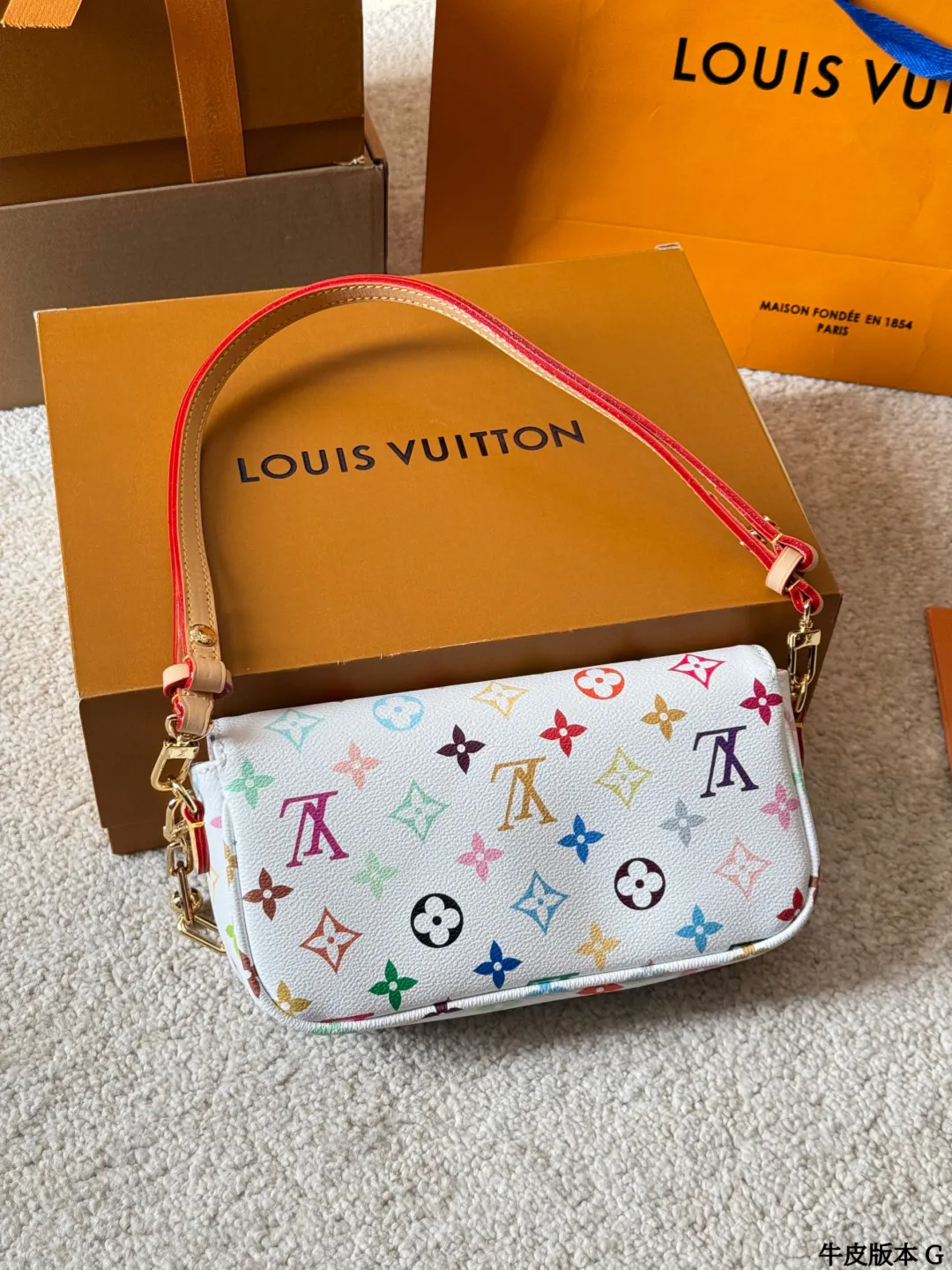 牛皮版本 p200 2025新款 LV/路易威登 WALLET ON CHAIN IVY腋下包 ～～LV ivy链条包 也是这两年的大爆款 两根肩带 包里面有做分层就很实用 尺寸22 13cm