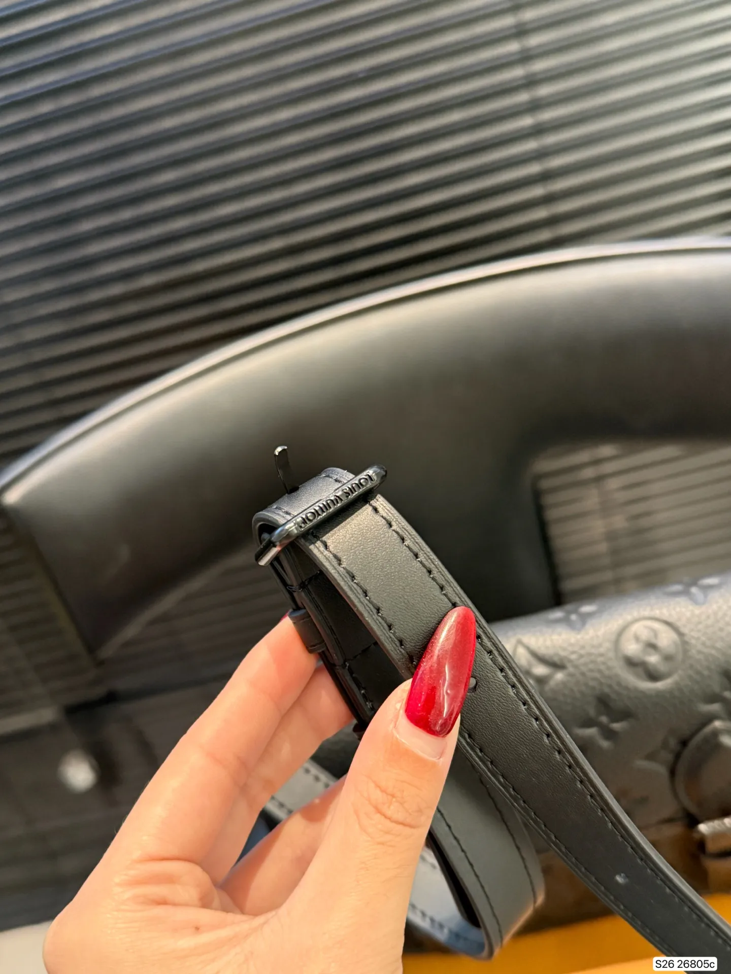 P180 配折叠盒 牛皮Lv邮差 真被这个LV小包惊艳到 之前的大邮差终于出小版了! 变小后更加精致了 而且放手机等物品无压力 尺寸:20 16 货号26805