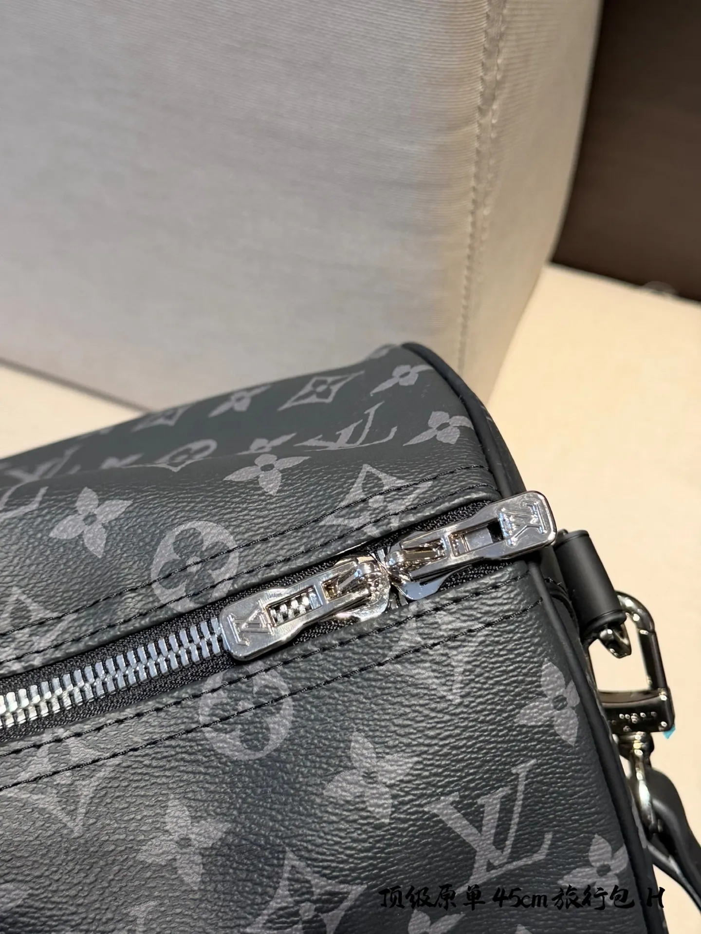 lv 旅行包p220 超酷中LV Keepall老花旅行袋 LVKeepall 出差旅行最常用的一只包 这是超酷的一只包 可以做健身包,也可做旅行袋 容量超级感人非常的实用! 出差三四天背这只包,衣服和洗漱用品完全足够!最主要是凹造型最棒了~ 马上爱豆出街的赶脚 路易威登Louis Vuitton 9VintageMusevie 中古店Iv keepall老花手提包包 45cm无盒