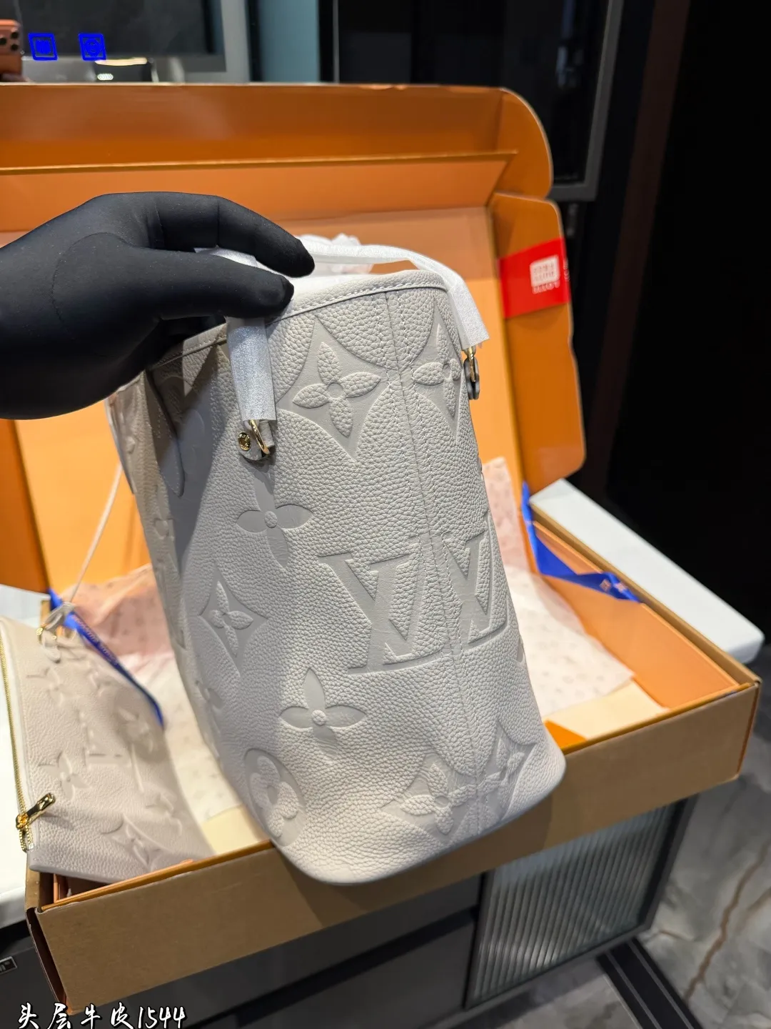 ❤️头层牛皮 p310❤️ Lv牛皮L家 Neverfull 中号购物袋！入门级的款式哦！绝对的终身款！此物经典不言而喻！街拍和实用都是非常nb的选择！大家拿到后可以感受下，皮质颗粒之间空袭分明，宽度平均，摸上去软硬适中，尺寸 32*28cm